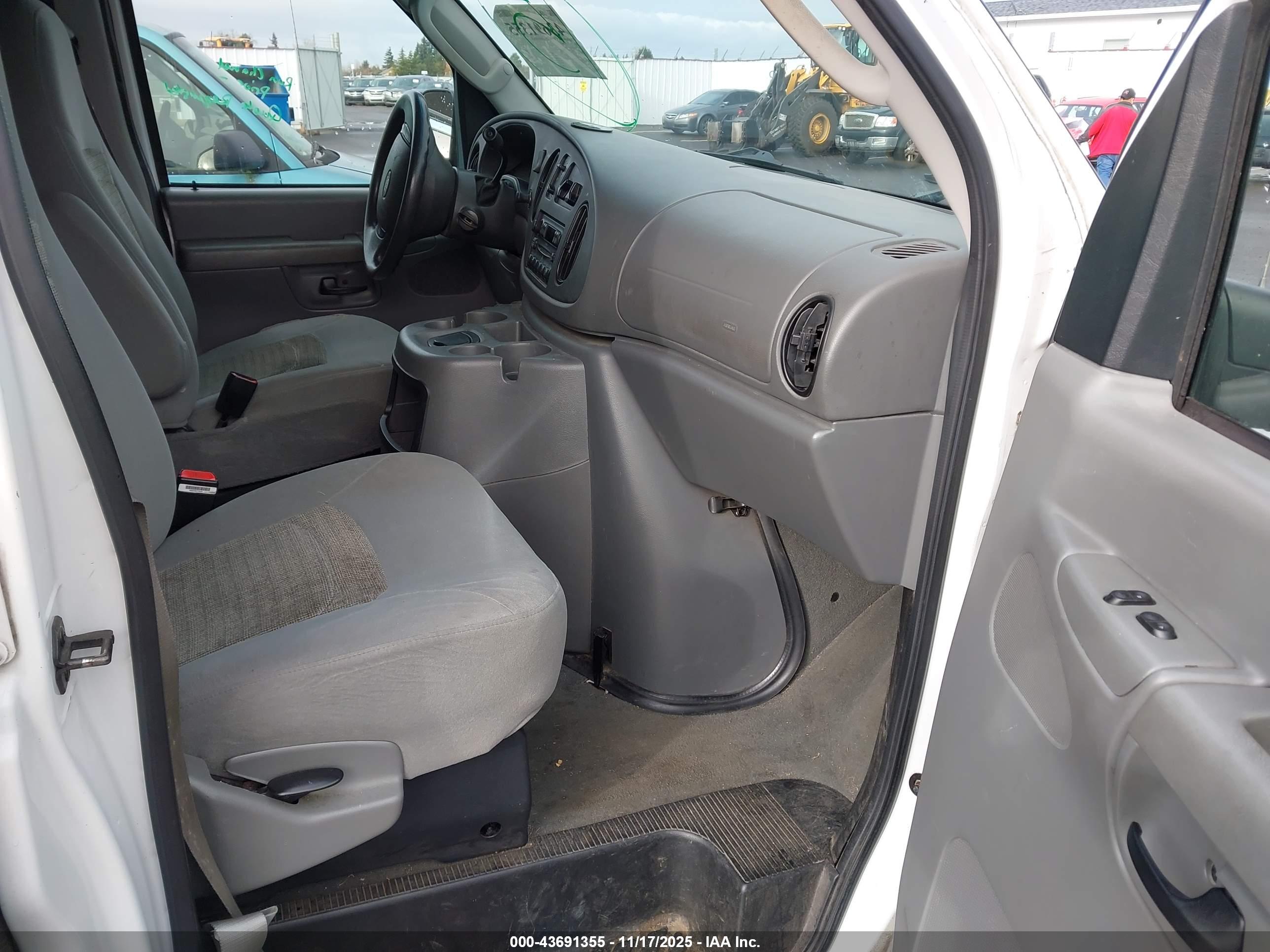 FORD E-150 image 5