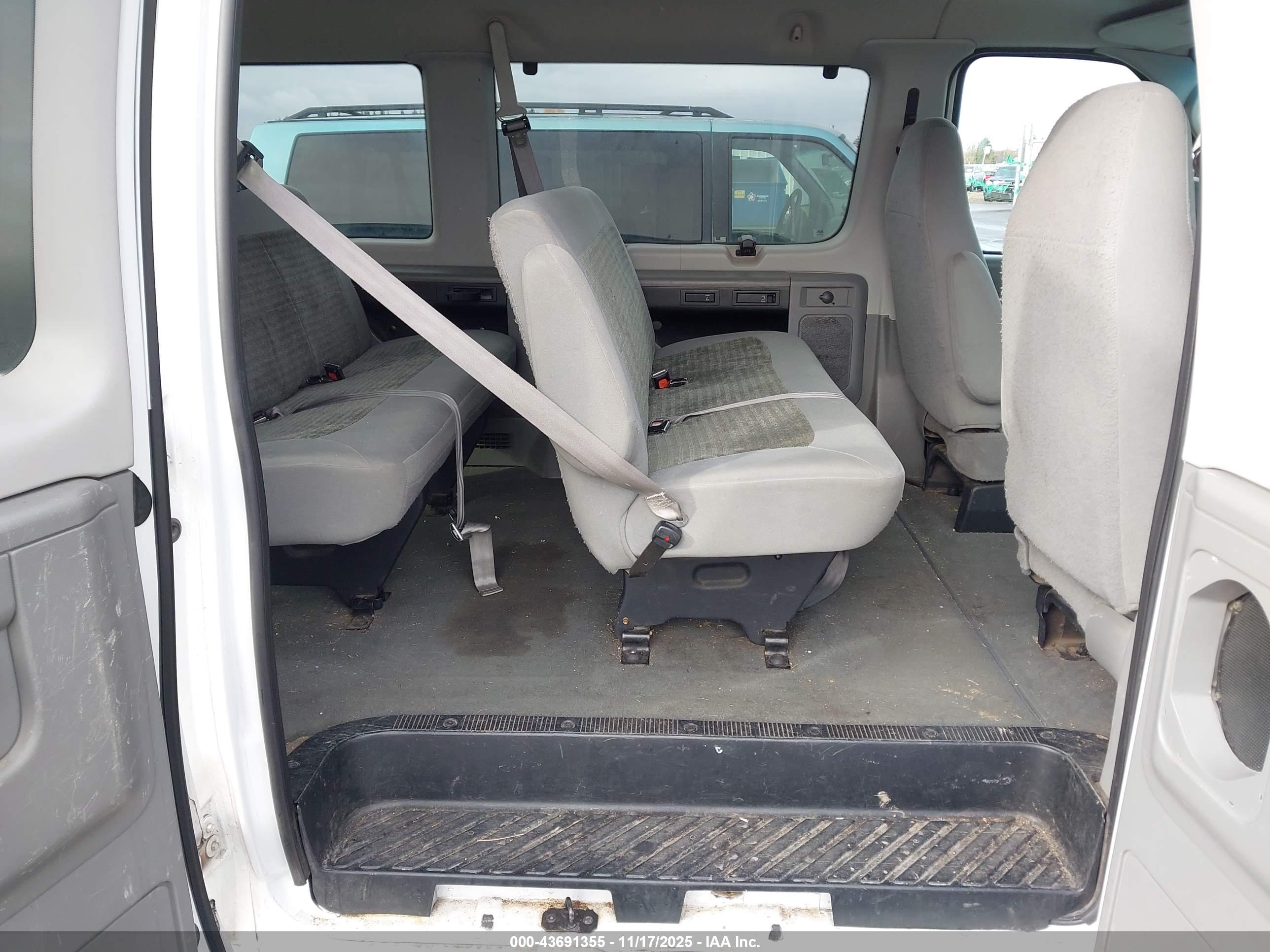 FORD E-150 image 8