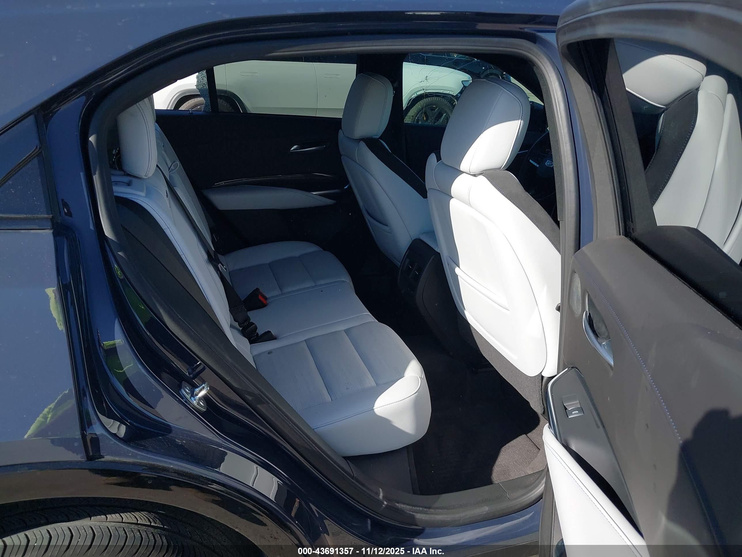 CADILLAC XT4 image 8