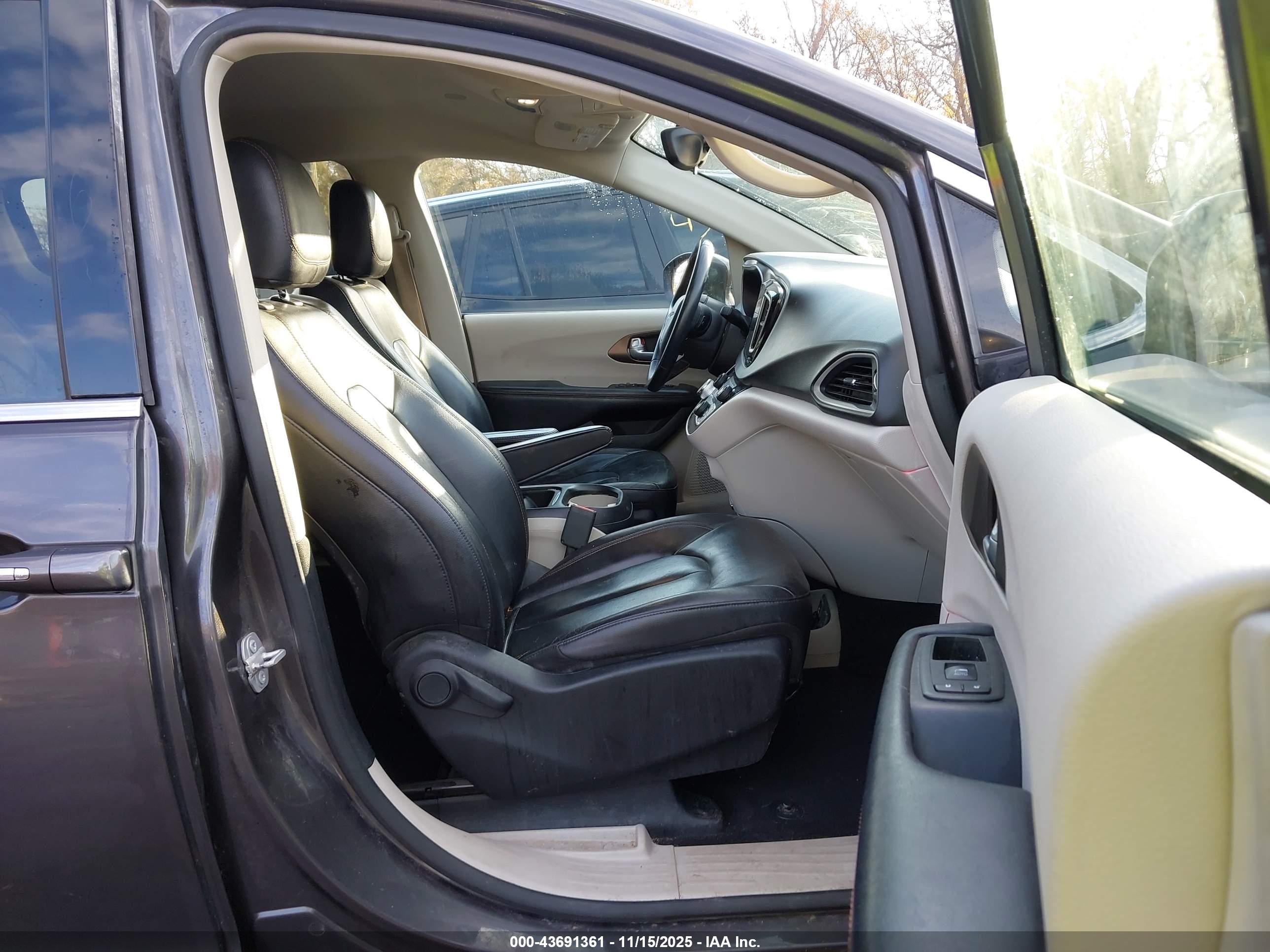 CHRYSLER PACIFICA image 5