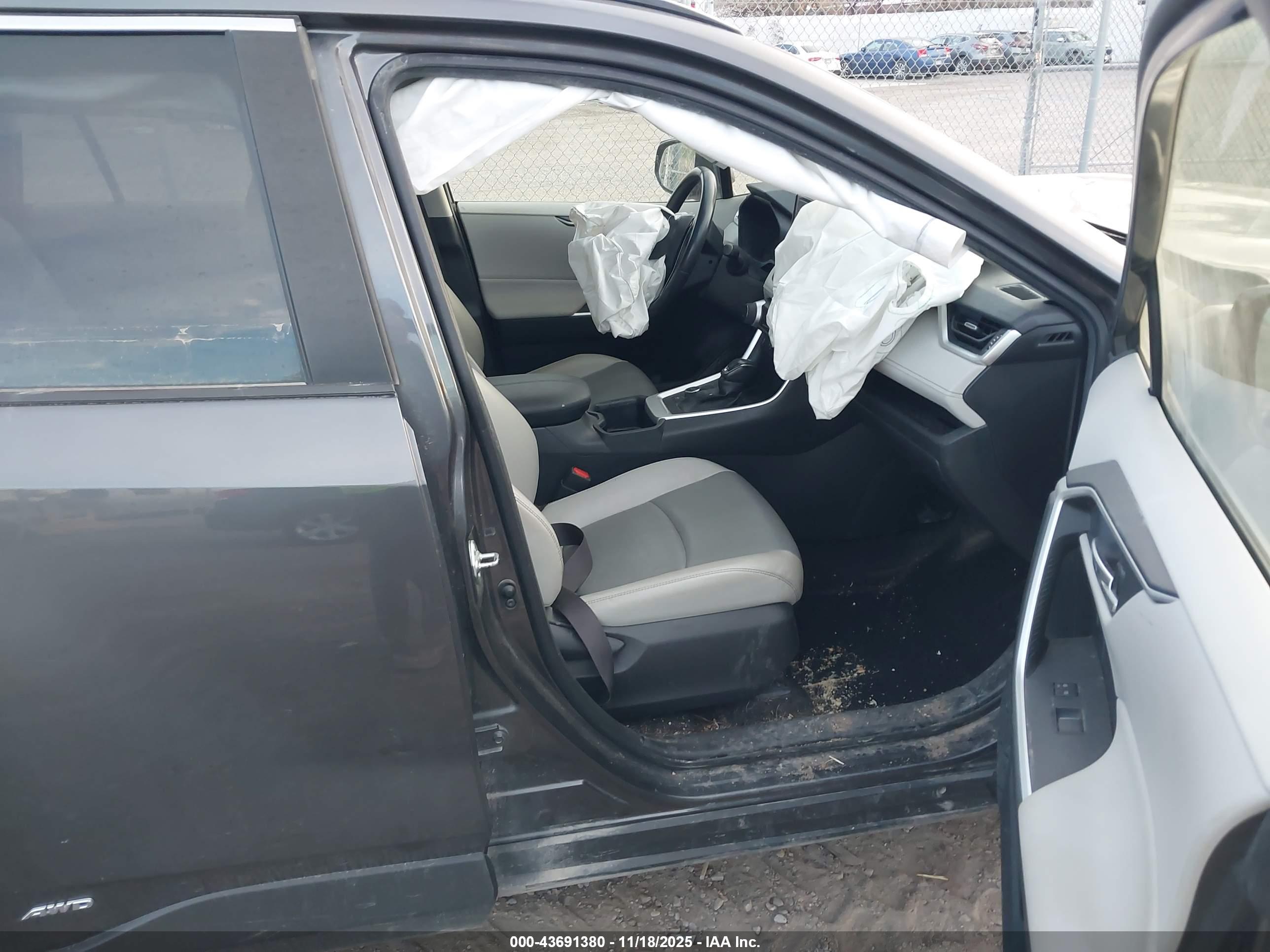 TOYOTA RAV4 image 5