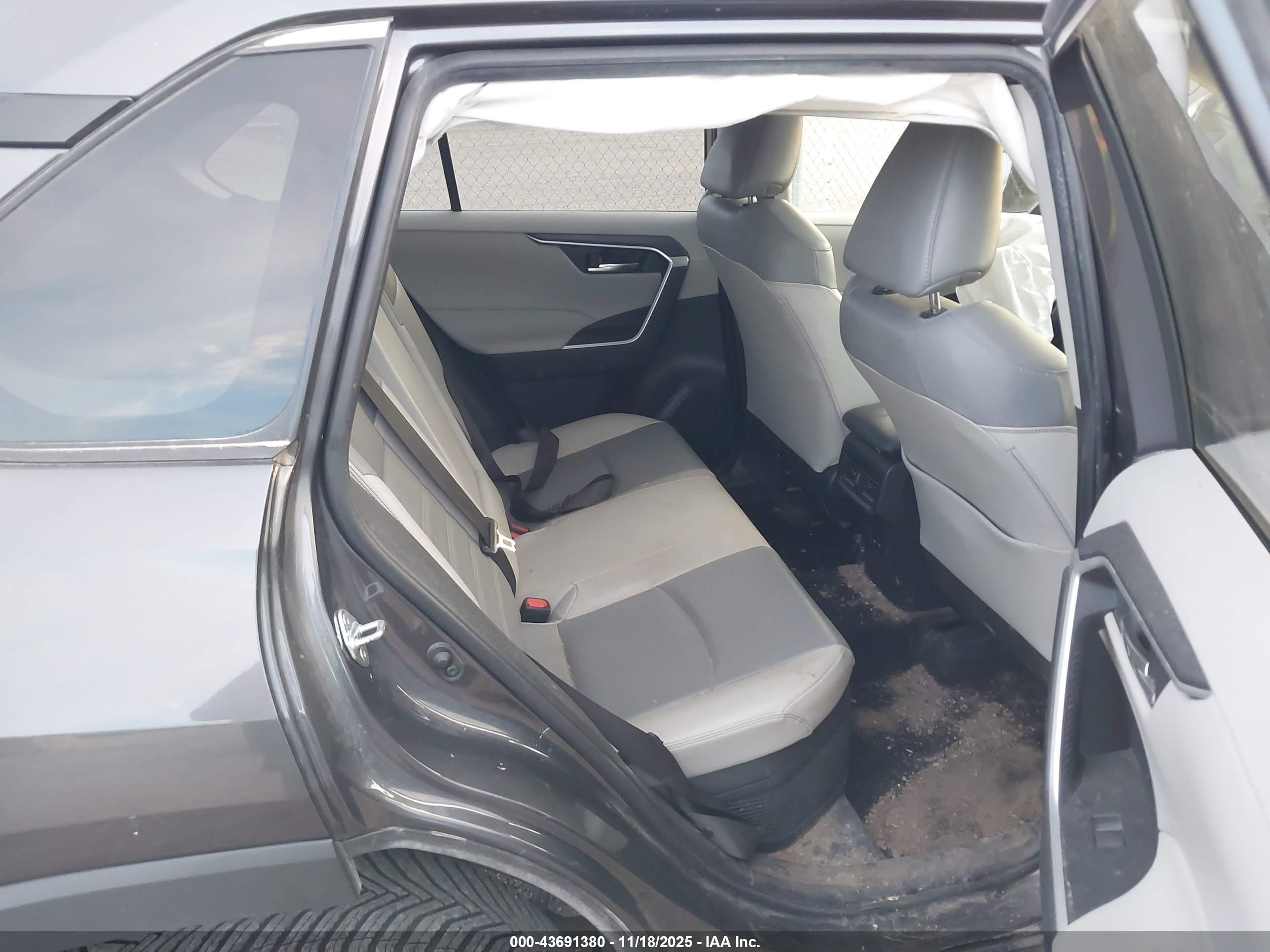 TOYOTA RAV4 image 8