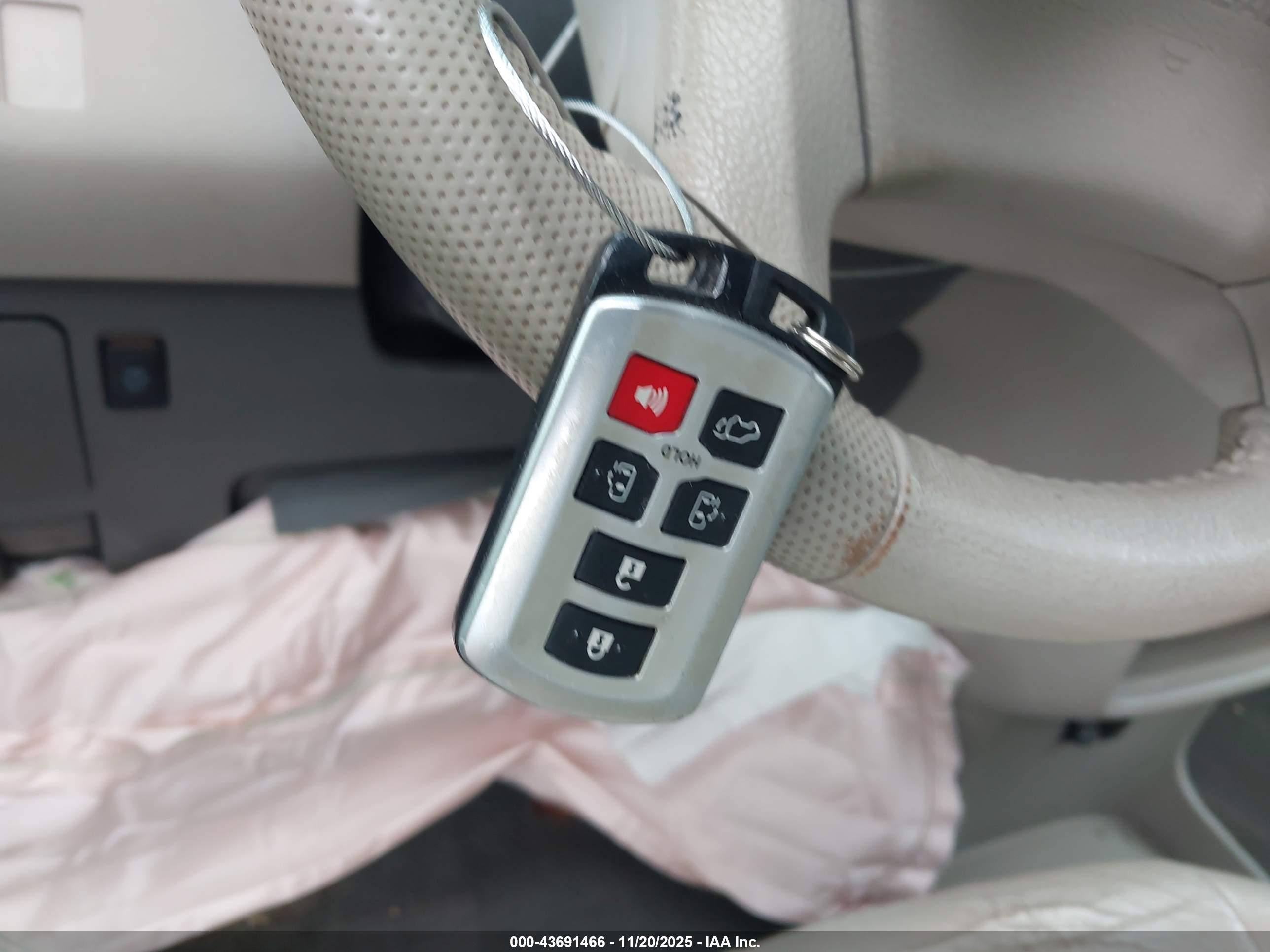TOYOTA SIENNA image 11