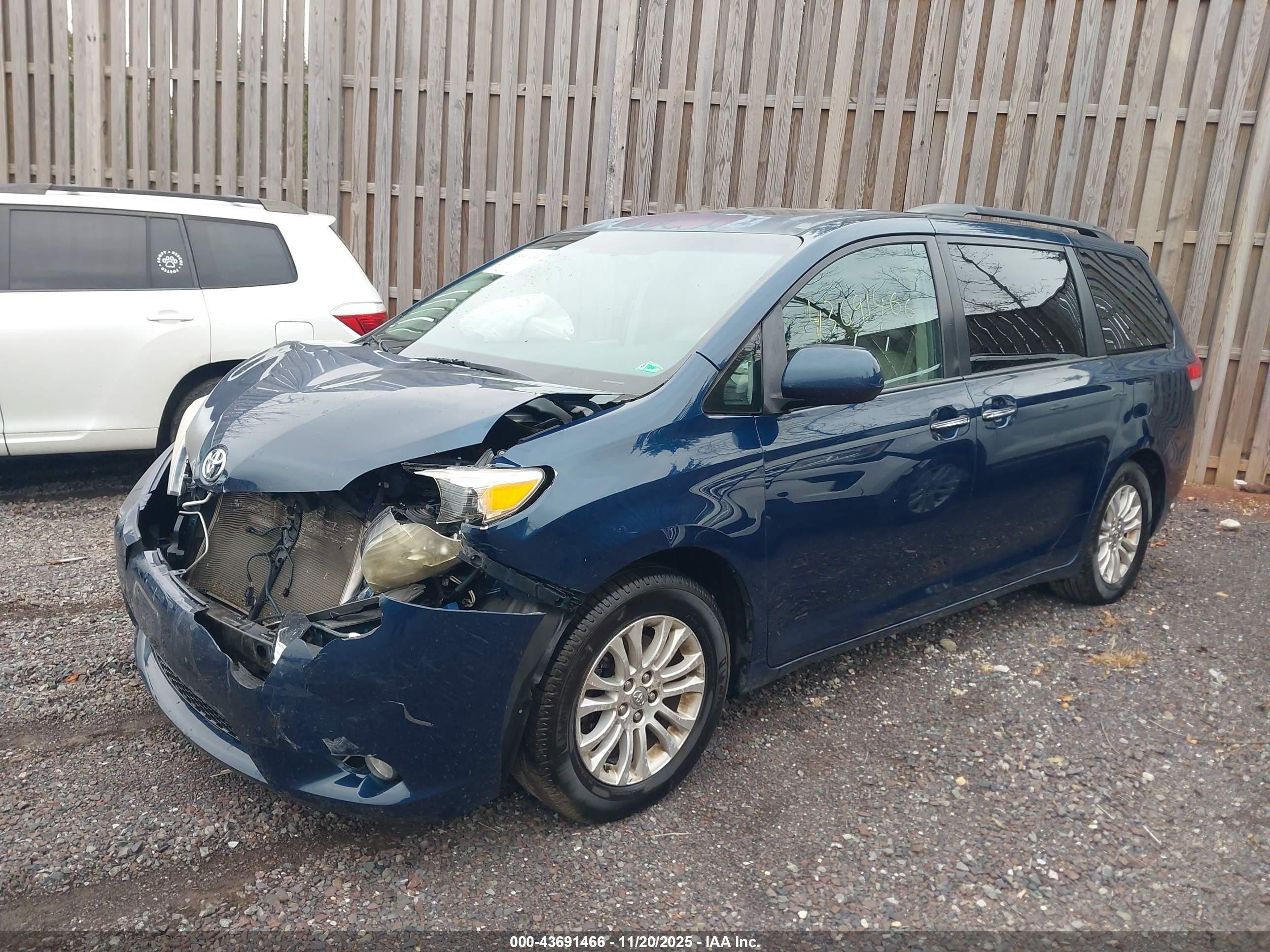 TOYOTA SIENNA image 2