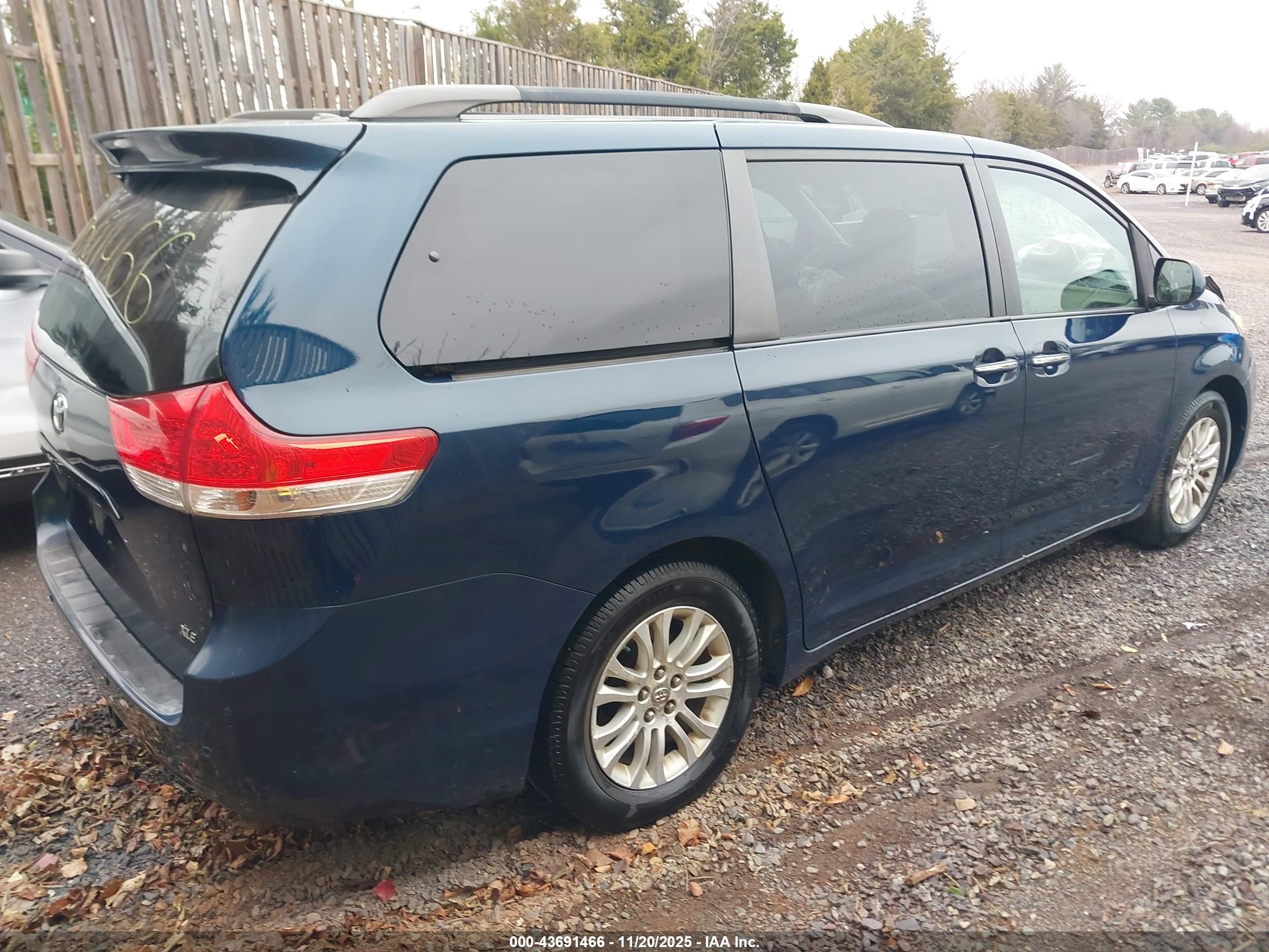 TOYOTA SIENNA image 4