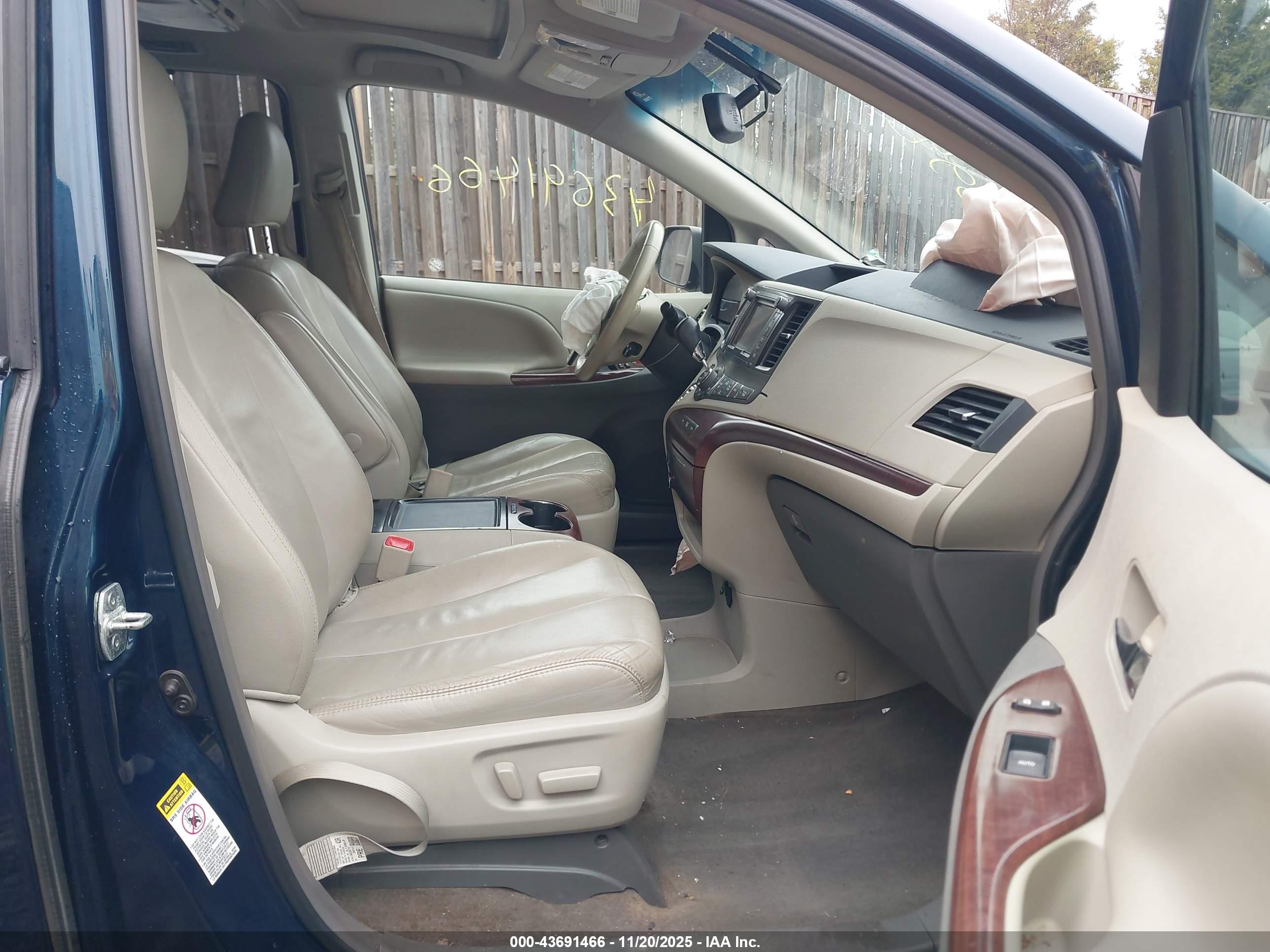 TOYOTA SIENNA image 5
