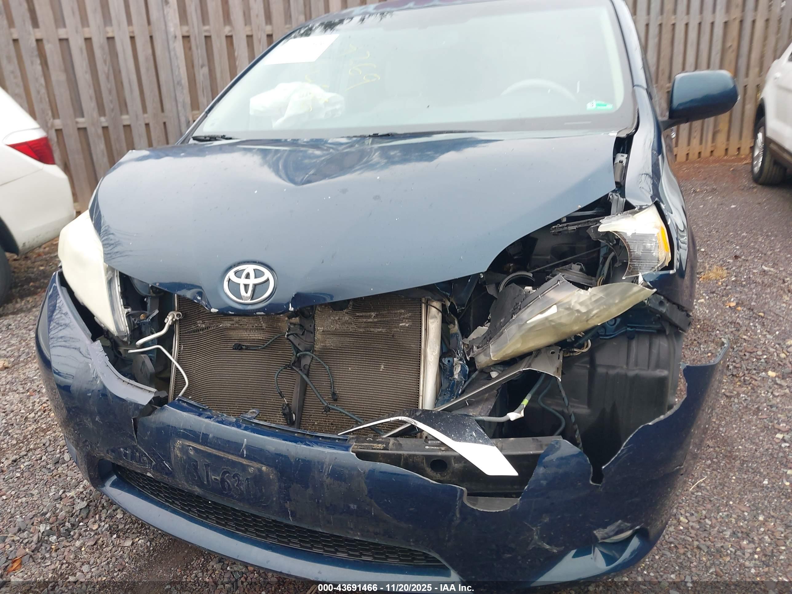 TOYOTA SIENNA image 6
