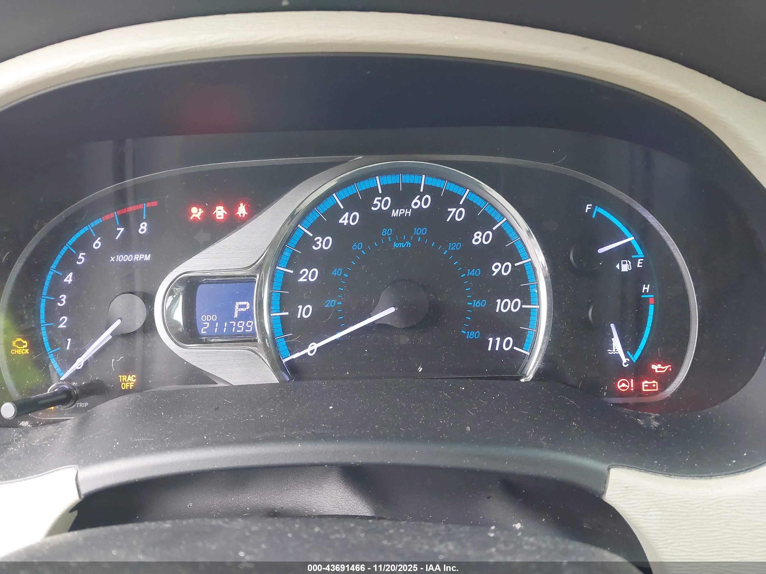 TOYOTA SIENNA image 7