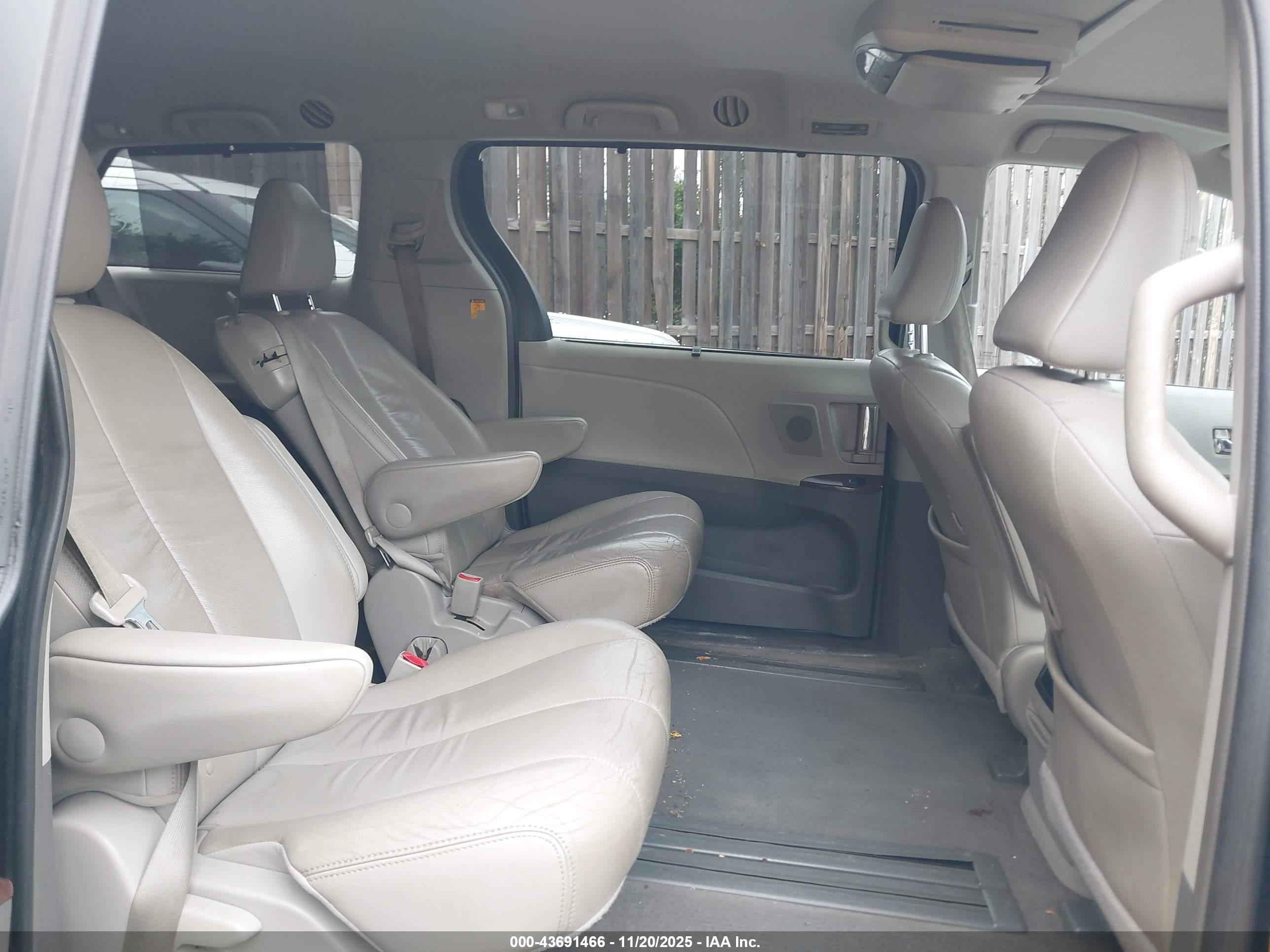 TOYOTA SIENNA image 8