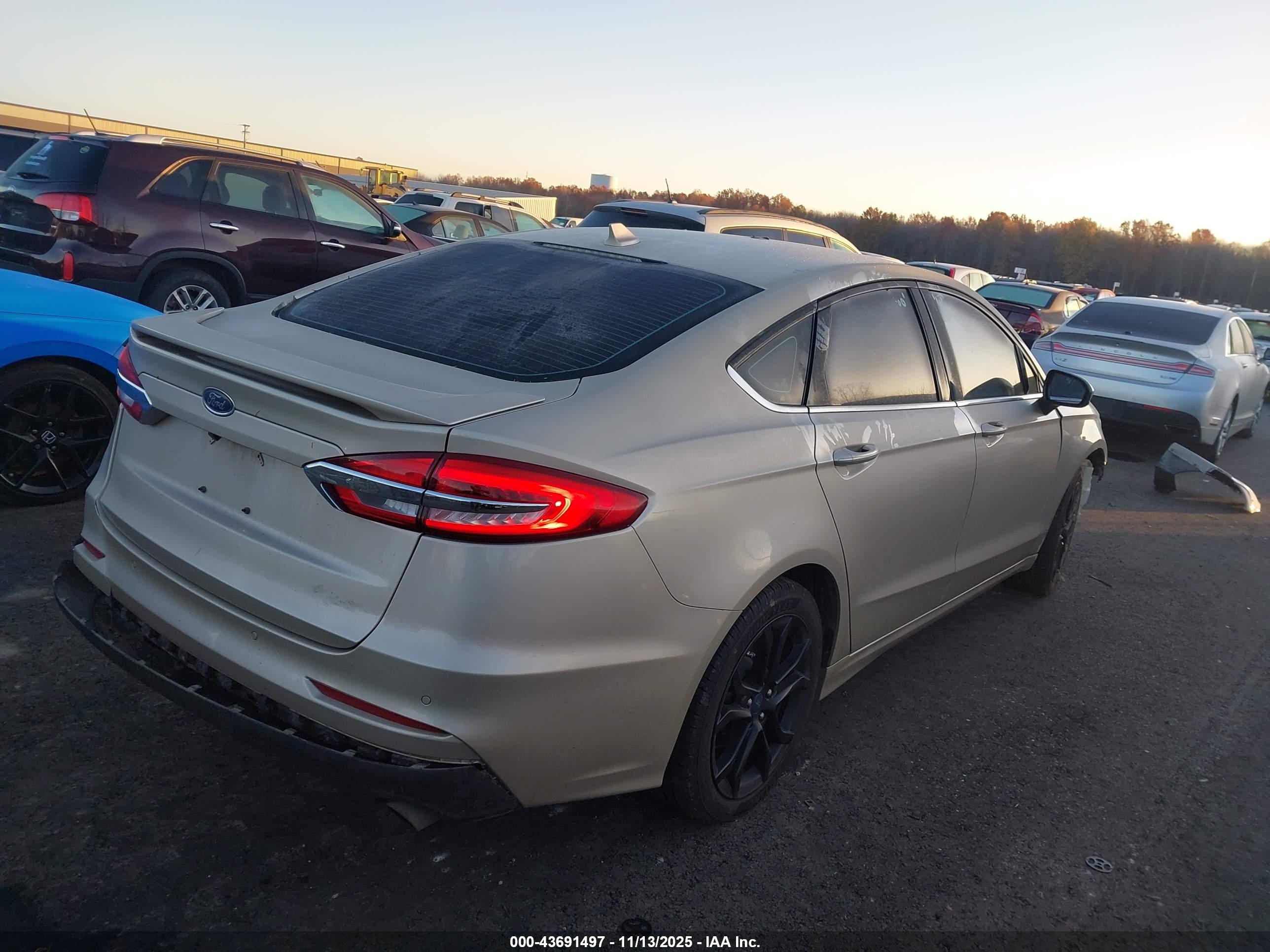 FORD FUSION image 4