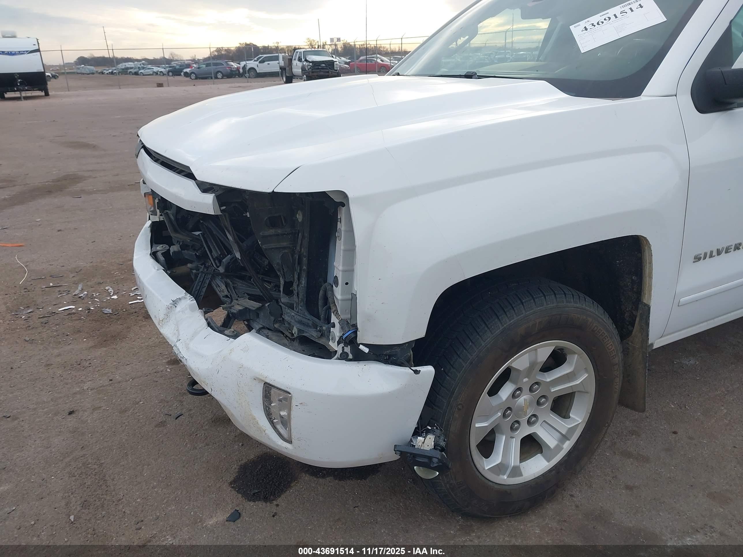 CHEVROLET SILVERADO image 6