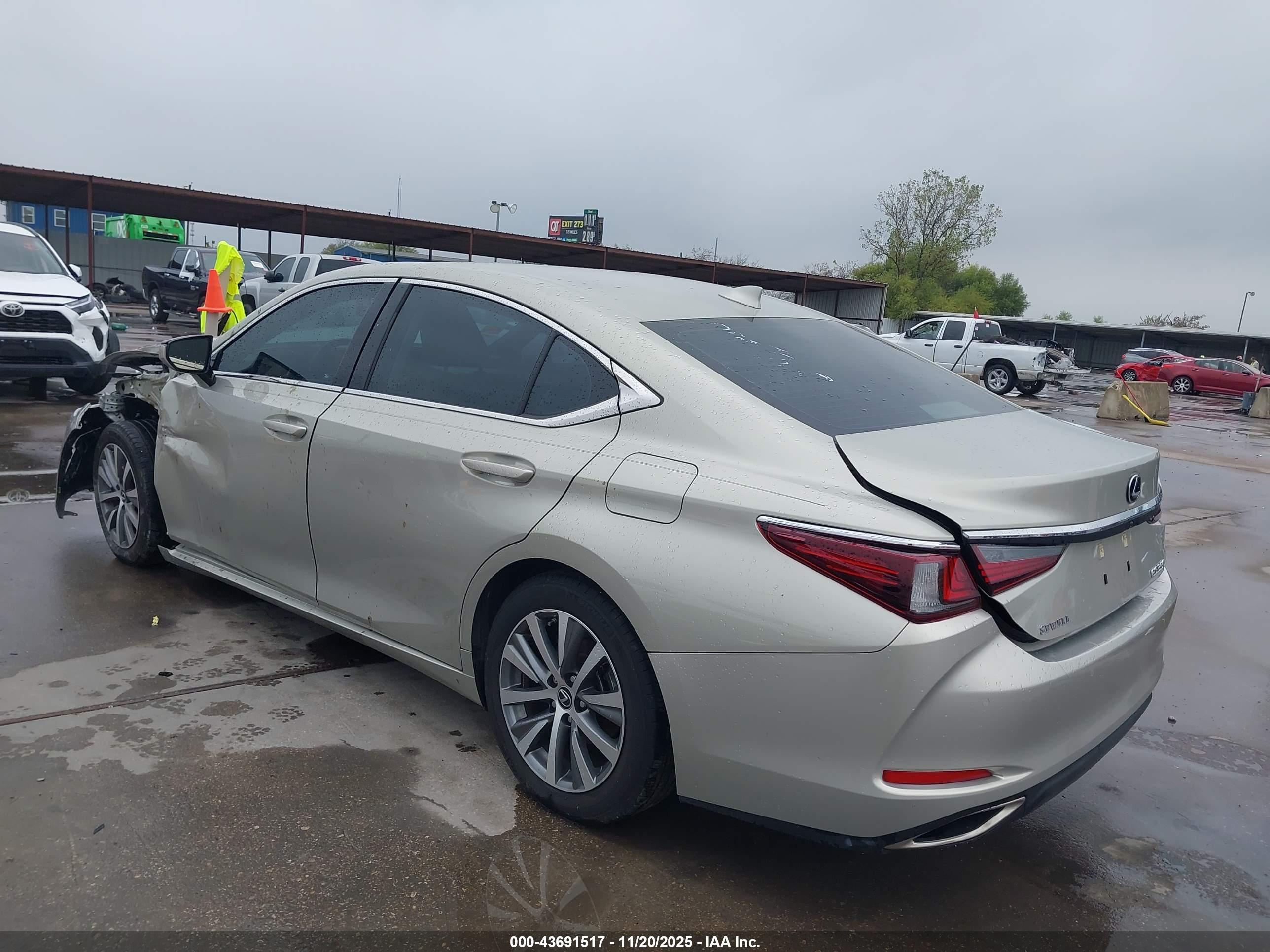 LEXUS ES image 3