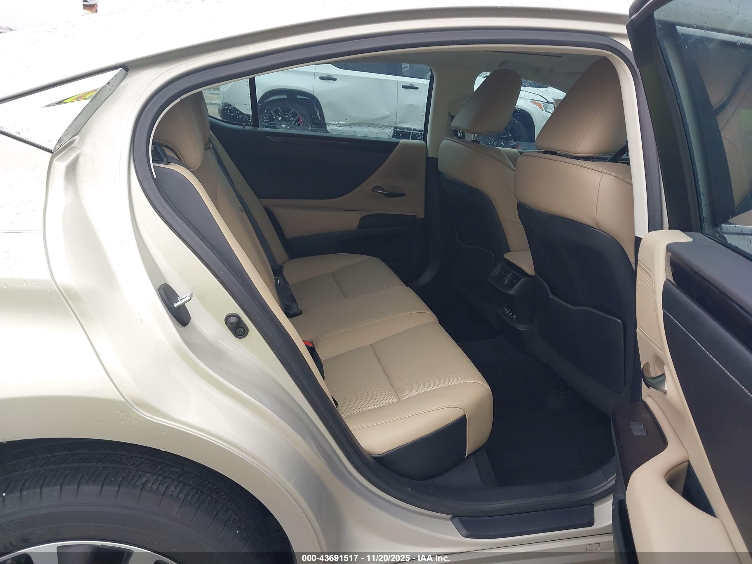 LEXUS ES image 8