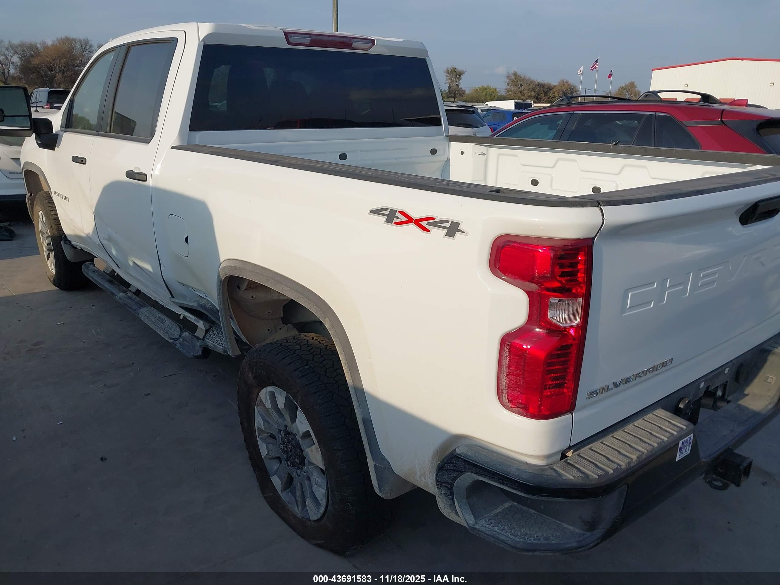 CHEVROLET SILVERADO image 3