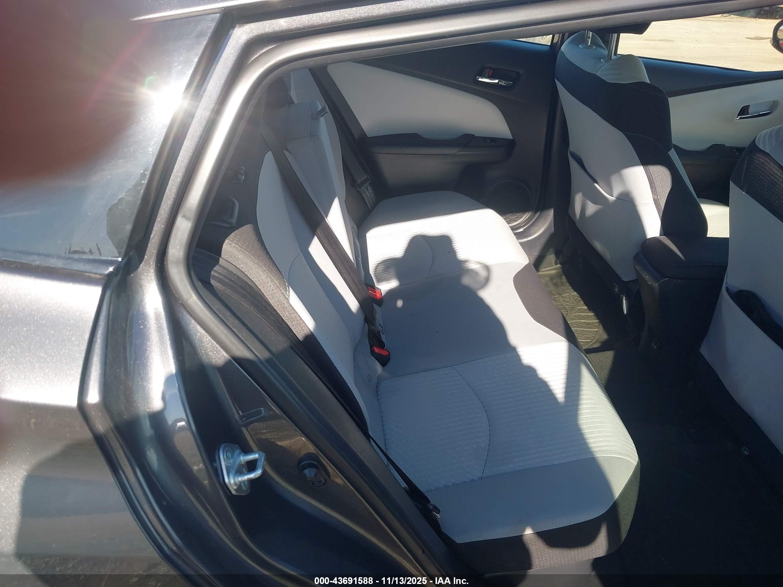 TOYOTA PRIUS image 8