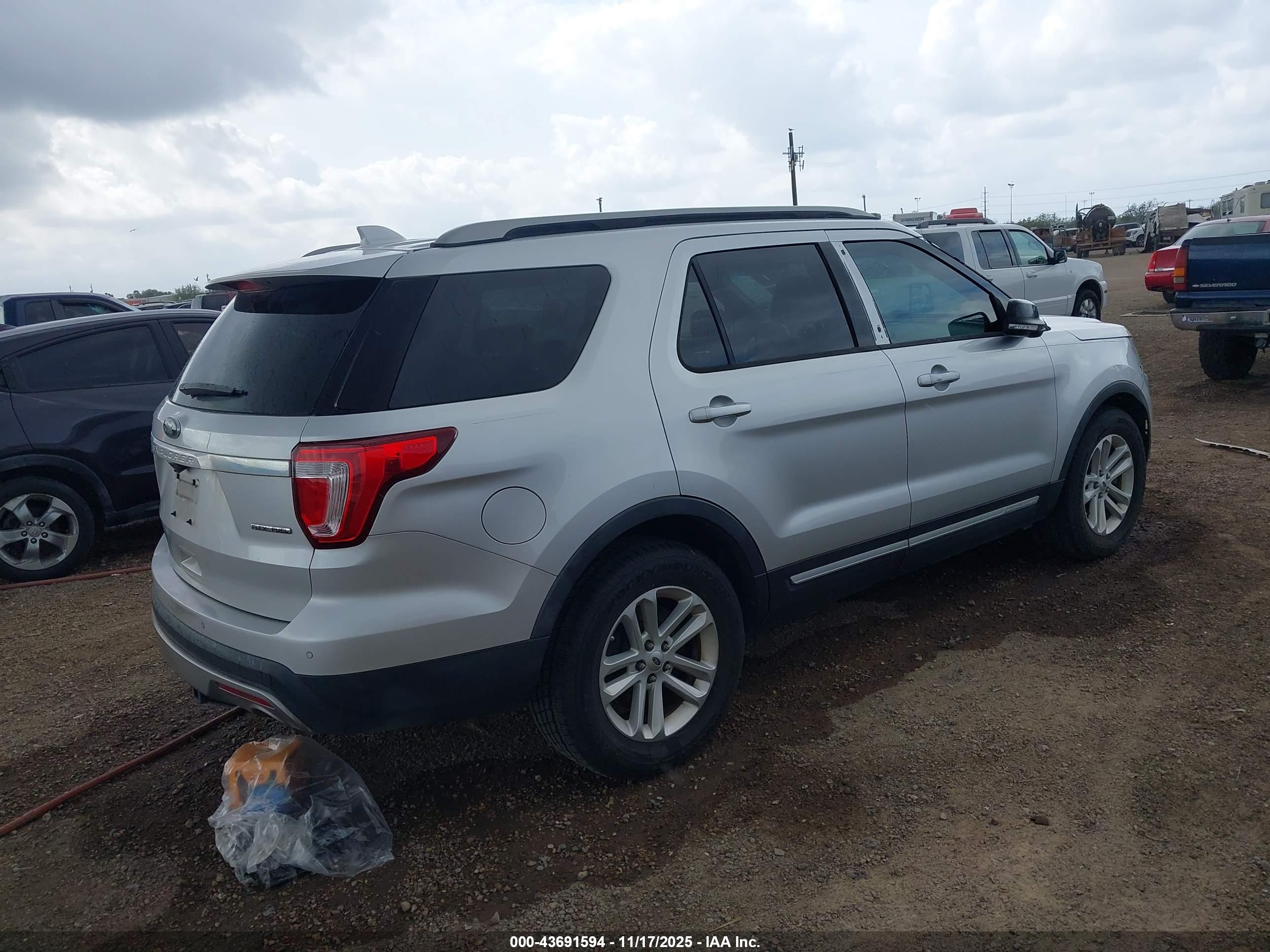 FORD EXPLORER image 4