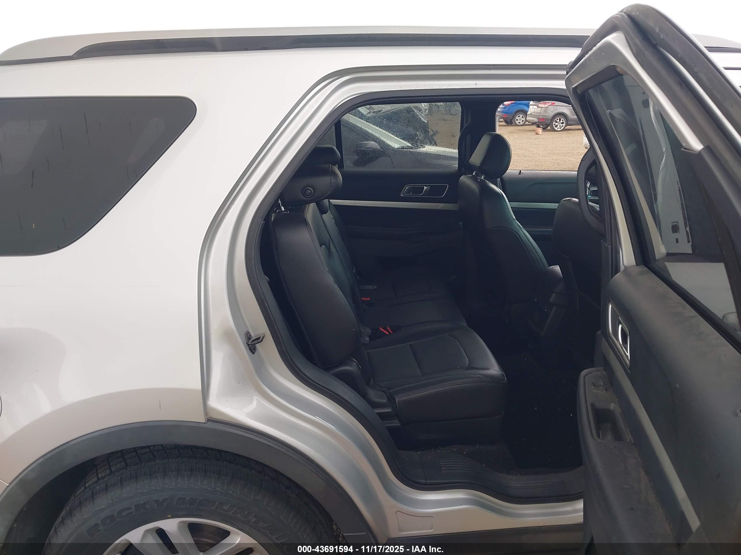 FORD EXPLORER image 8