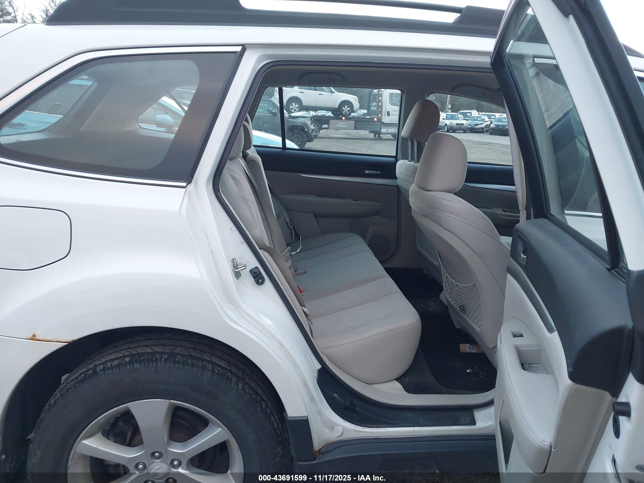 SUBARU OUTBACK image 8