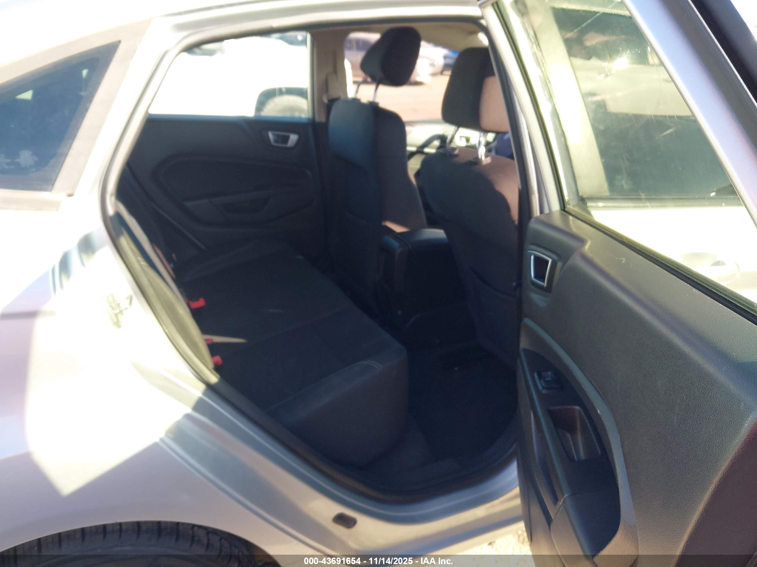 FORD FIESTA image 8