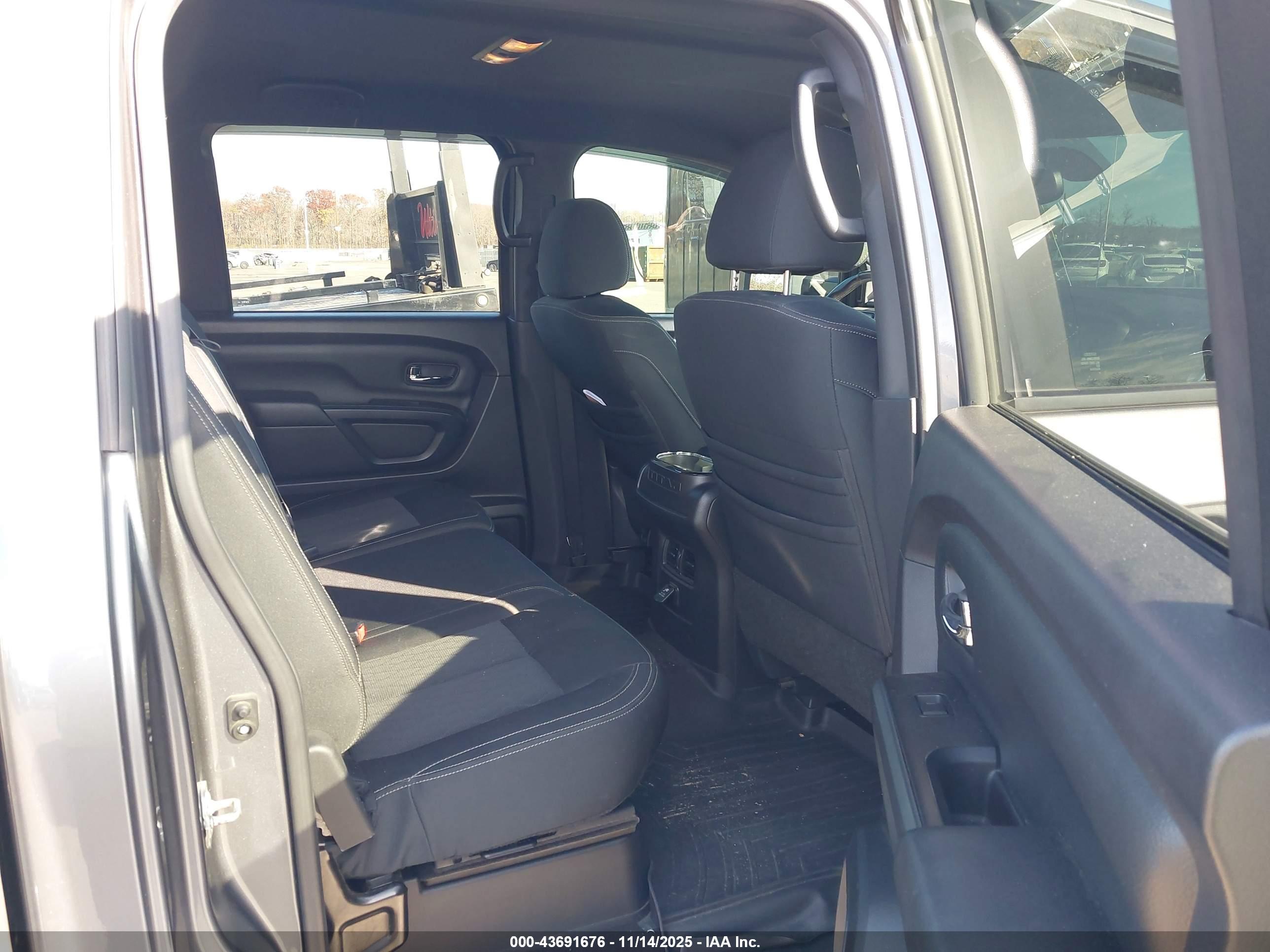 NISSAN TITAN image 8