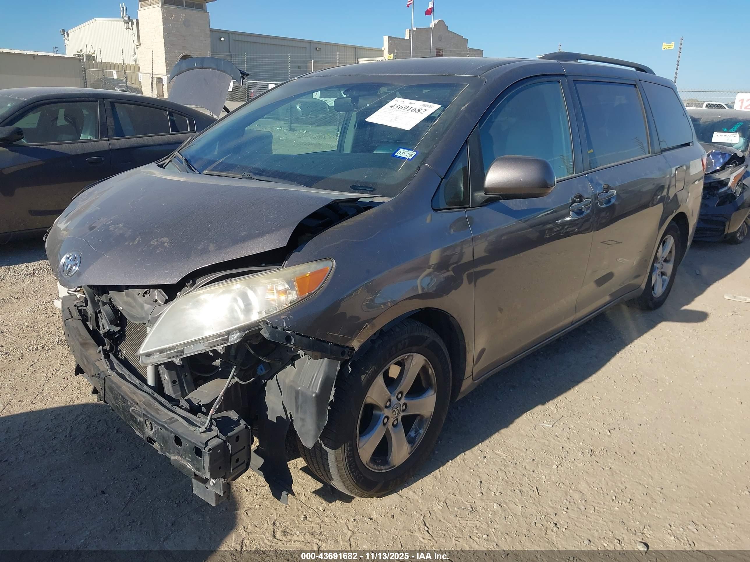 TOYOTA SIENNA image 2
