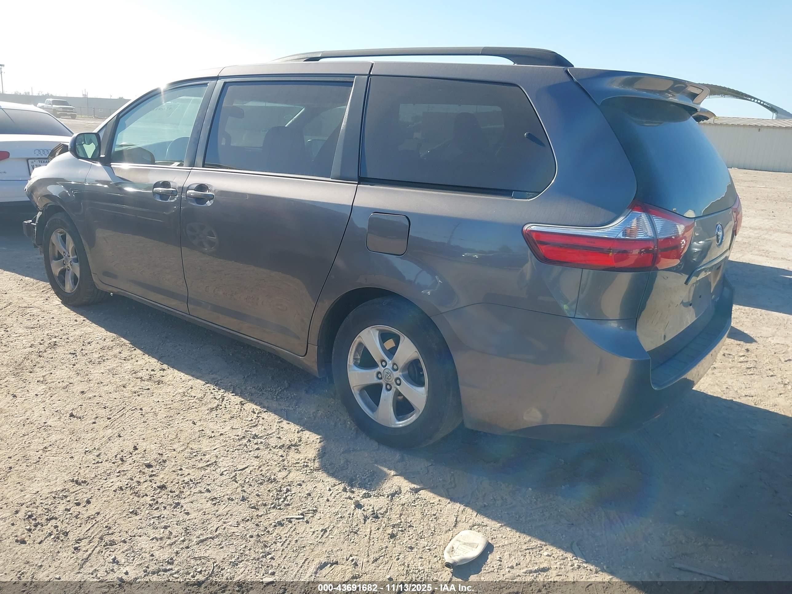 TOYOTA SIENNA image 3