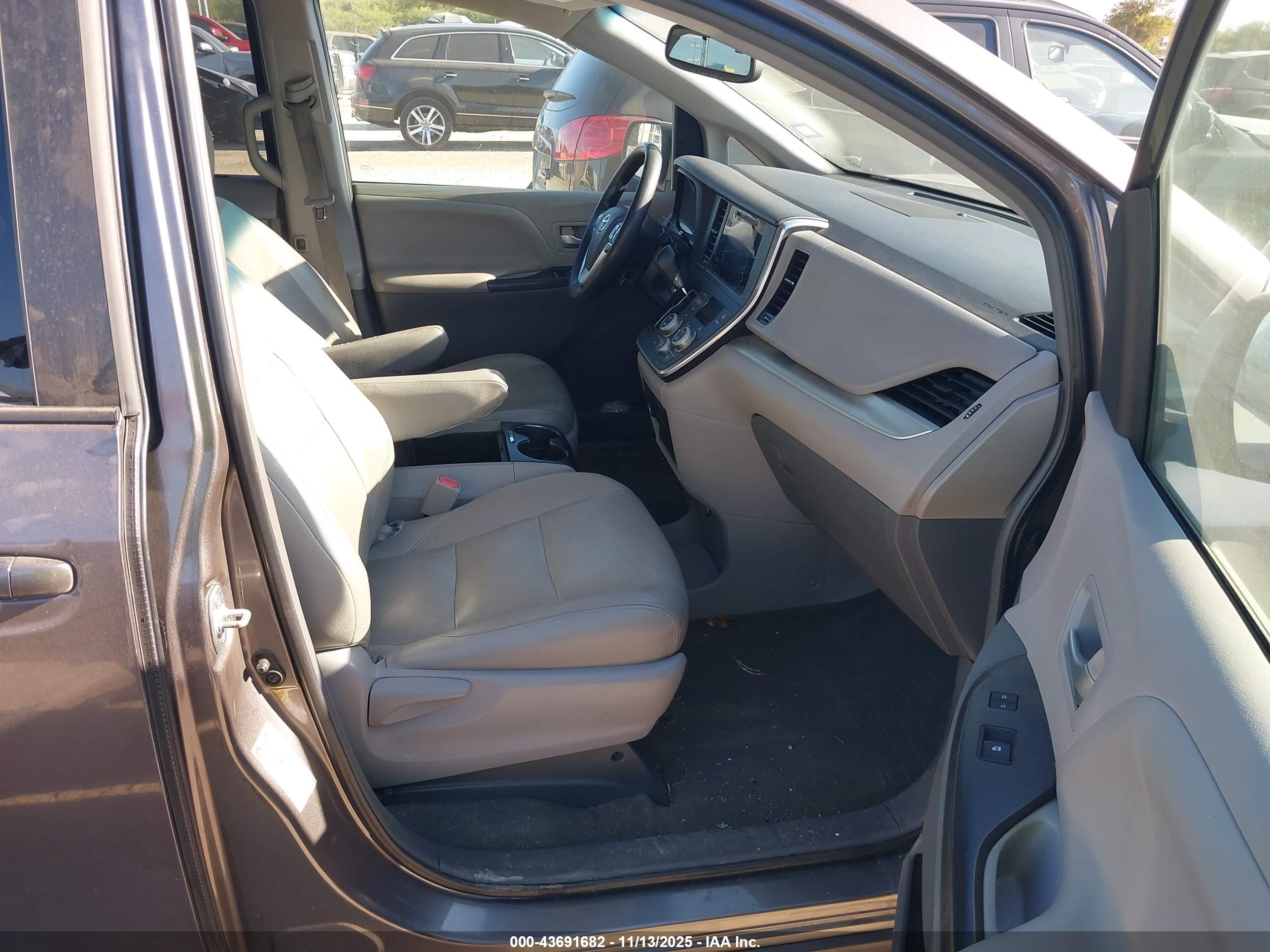 TOYOTA SIENNA image 5