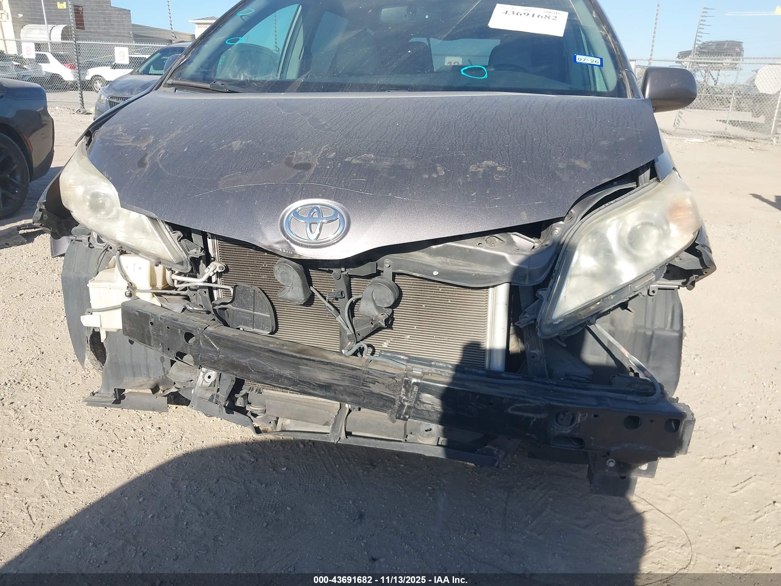 TOYOTA SIENNA image 6