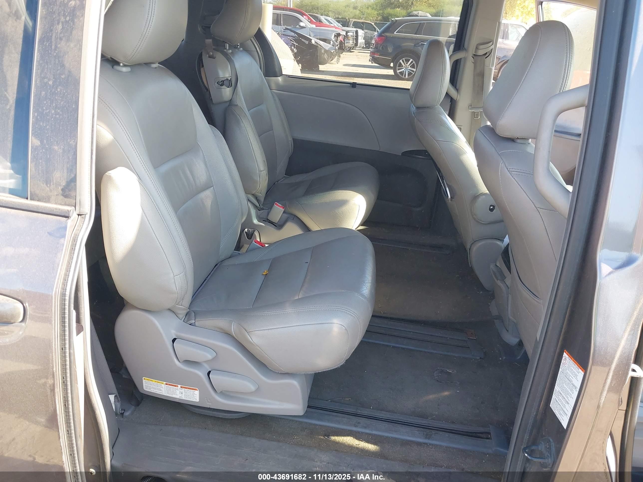 TOYOTA SIENNA image 8