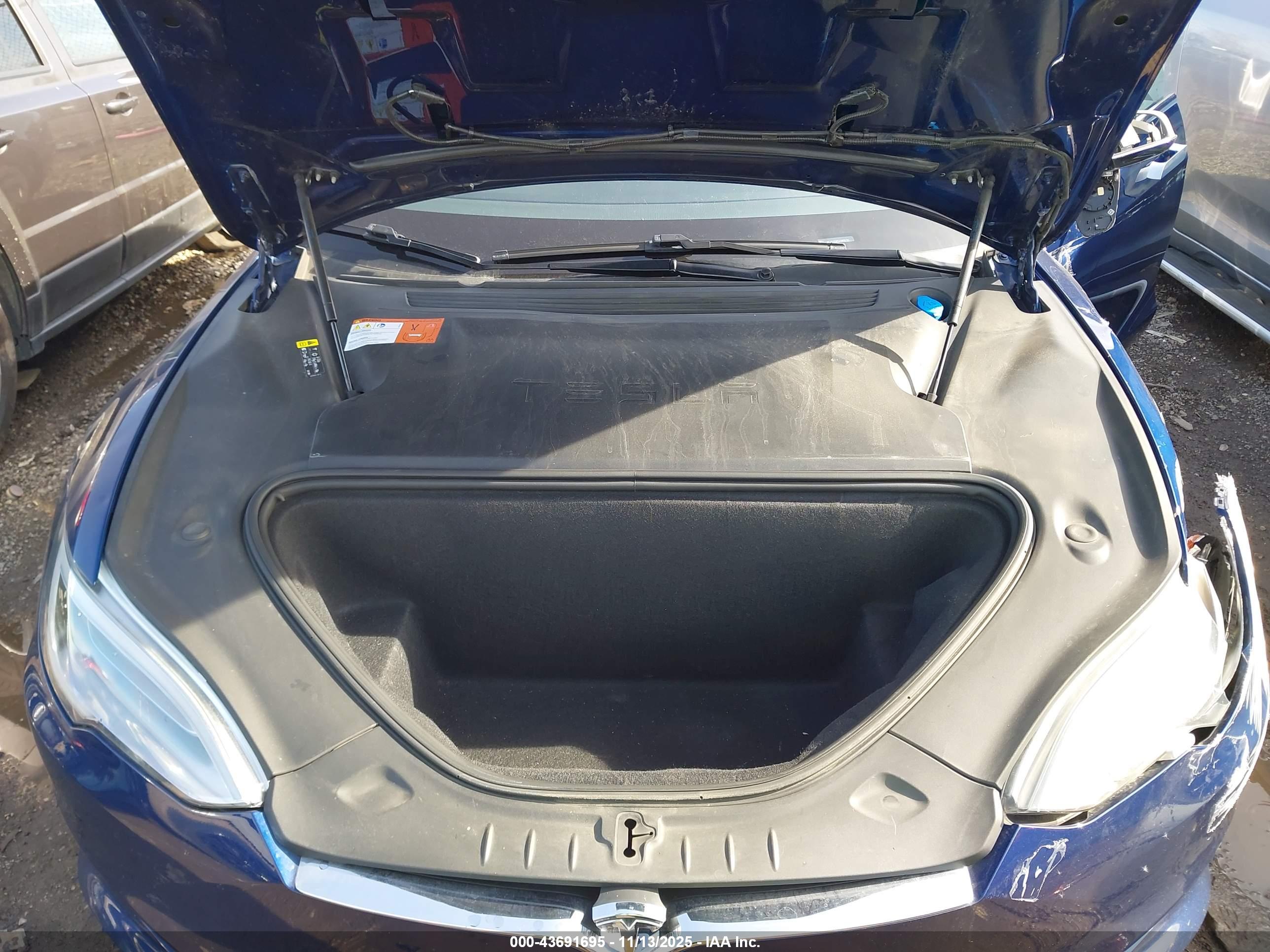 TESLA MODEL image 10