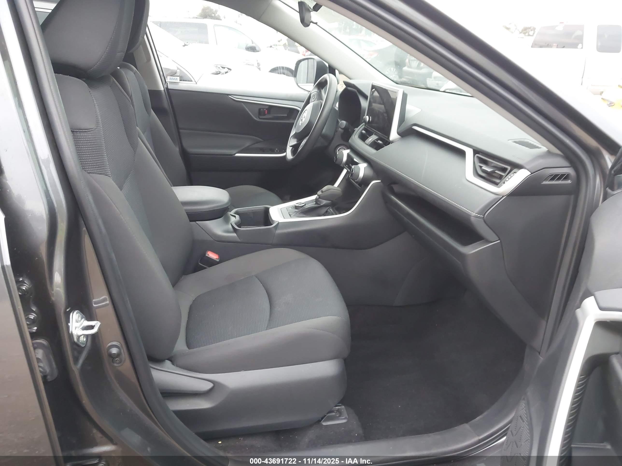 TOYOTA RAV4 image 5