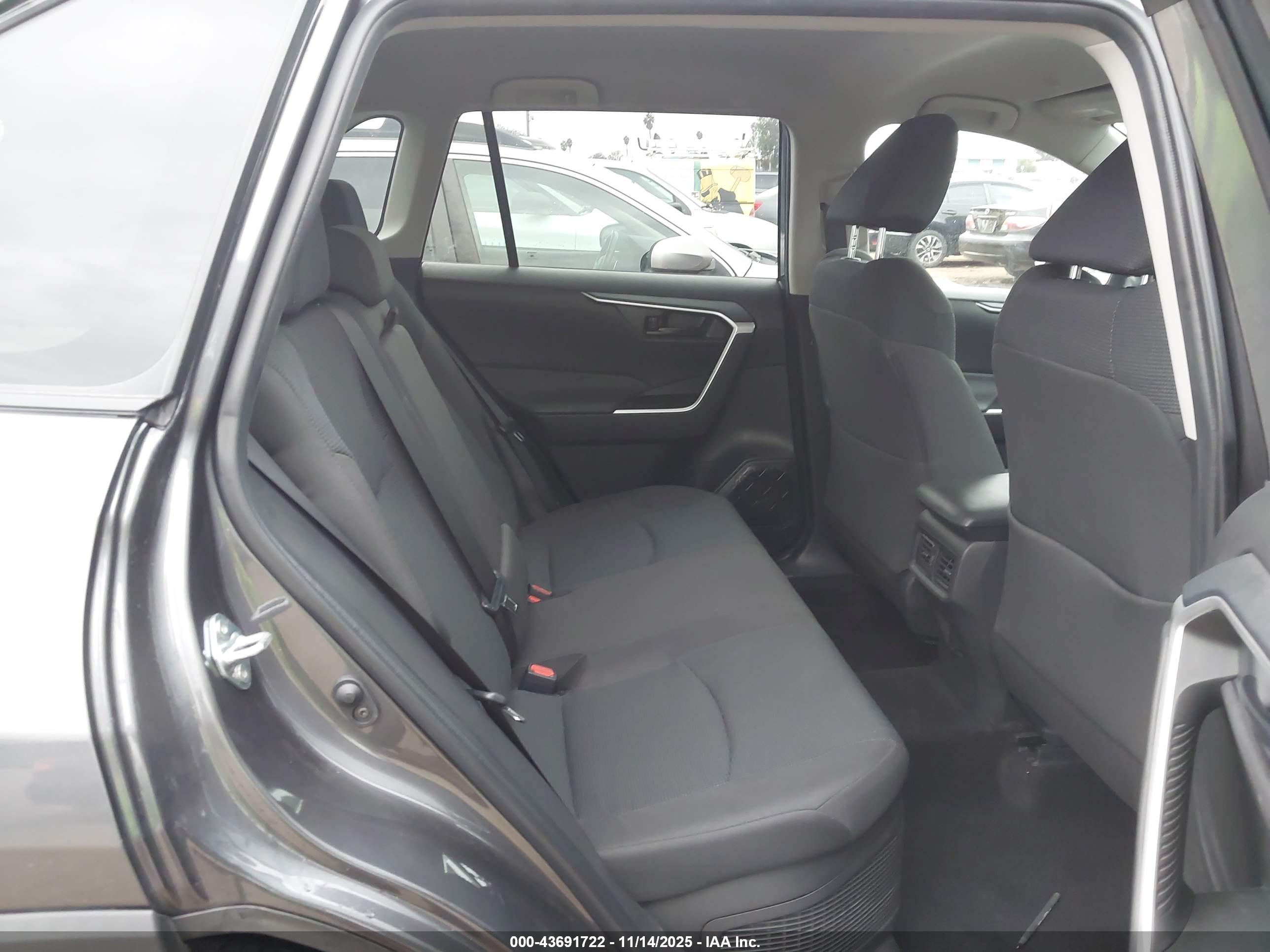TOYOTA RAV4 image 8