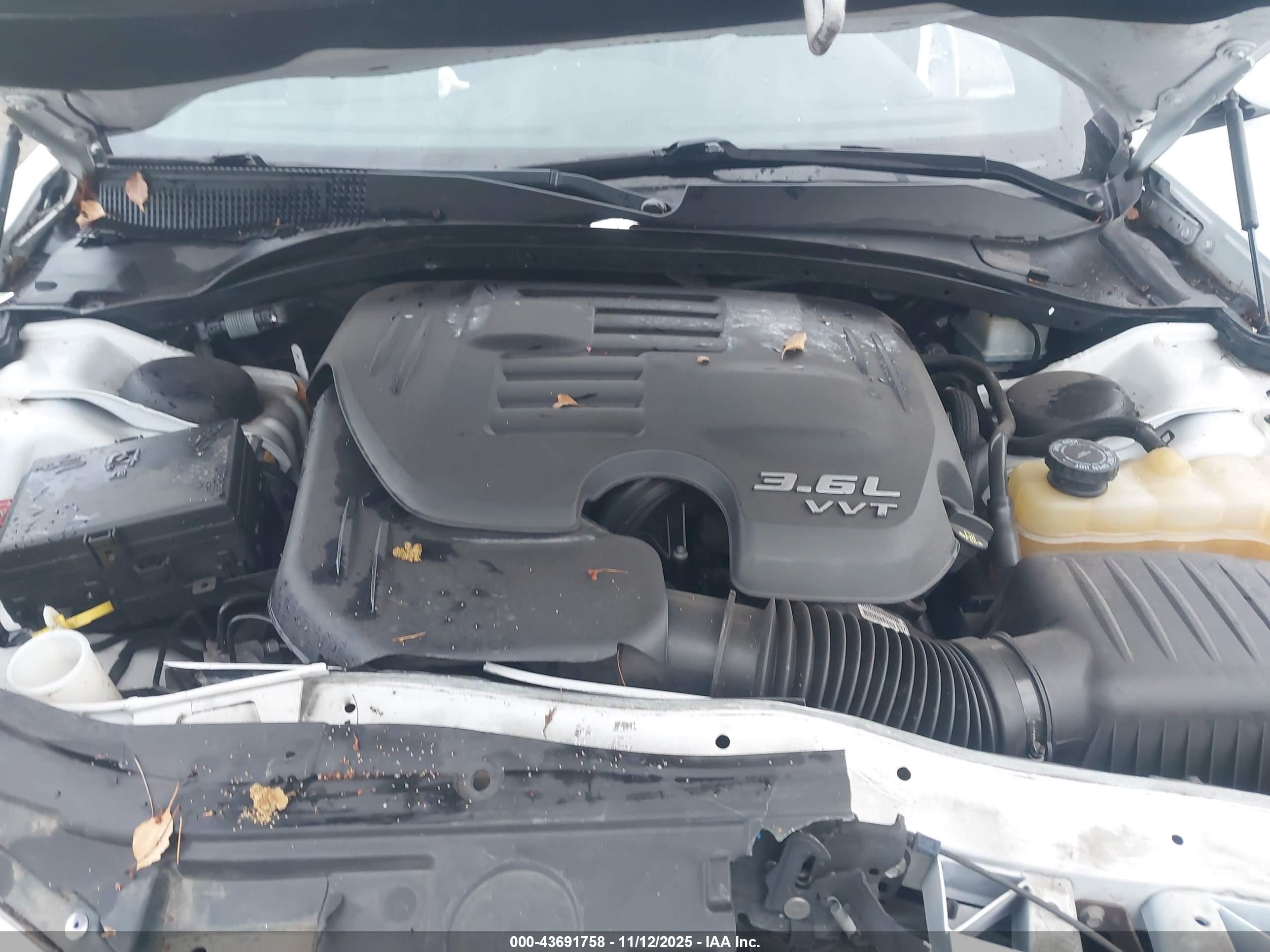 CHRYSLER 300 image 10