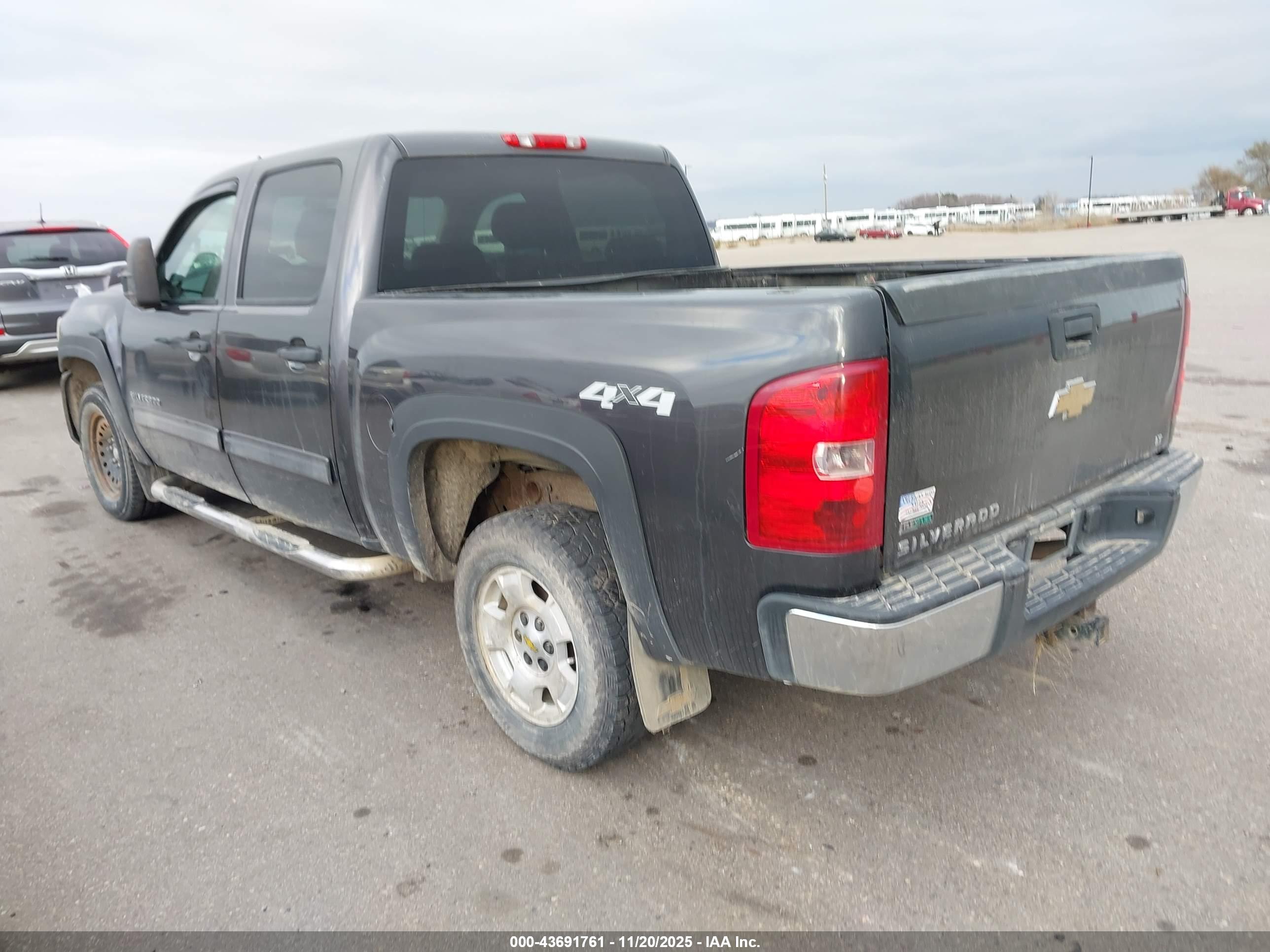 CHEVROLET SILVERADO image 3