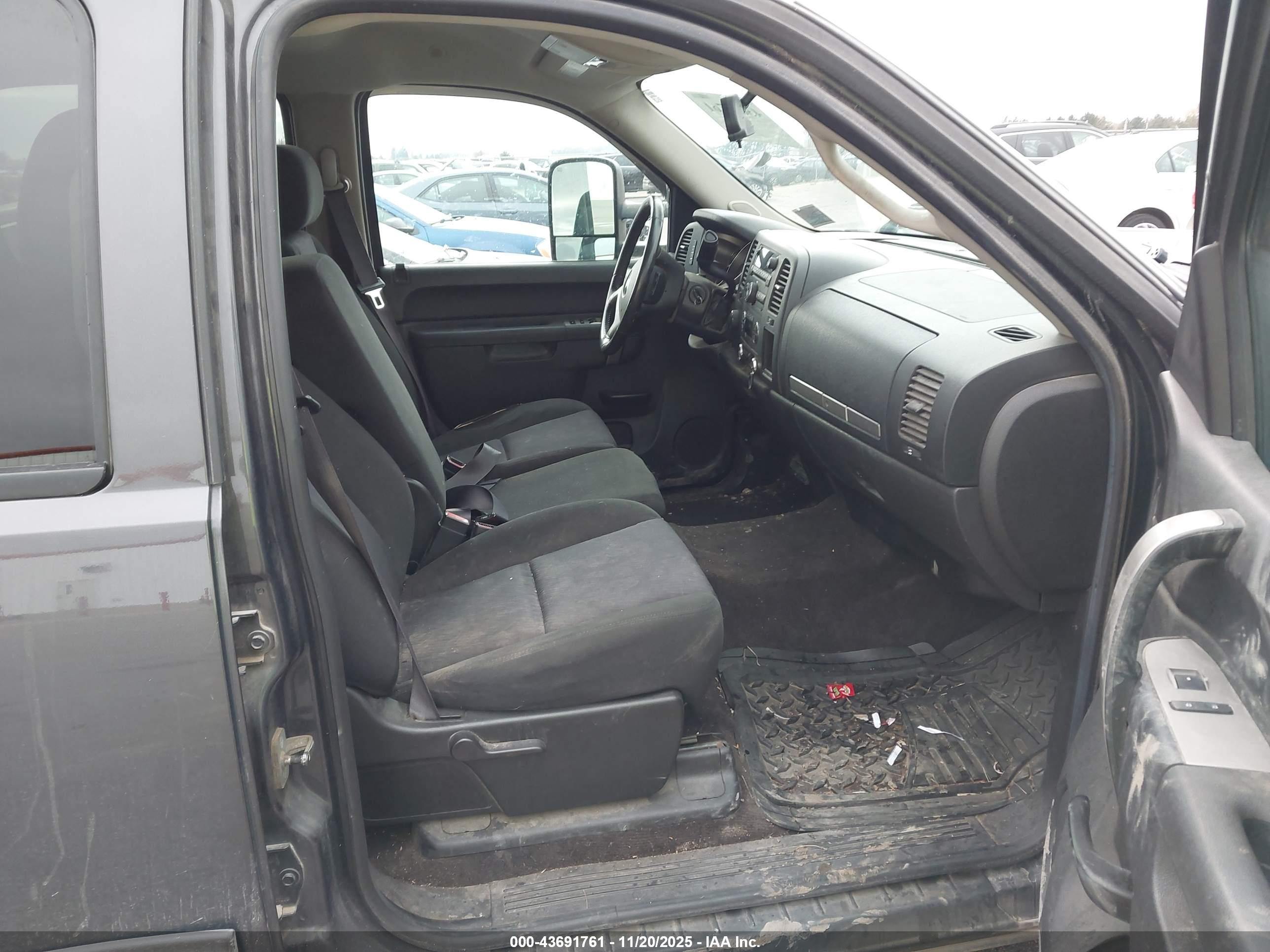 CHEVROLET SILVERADO image 5