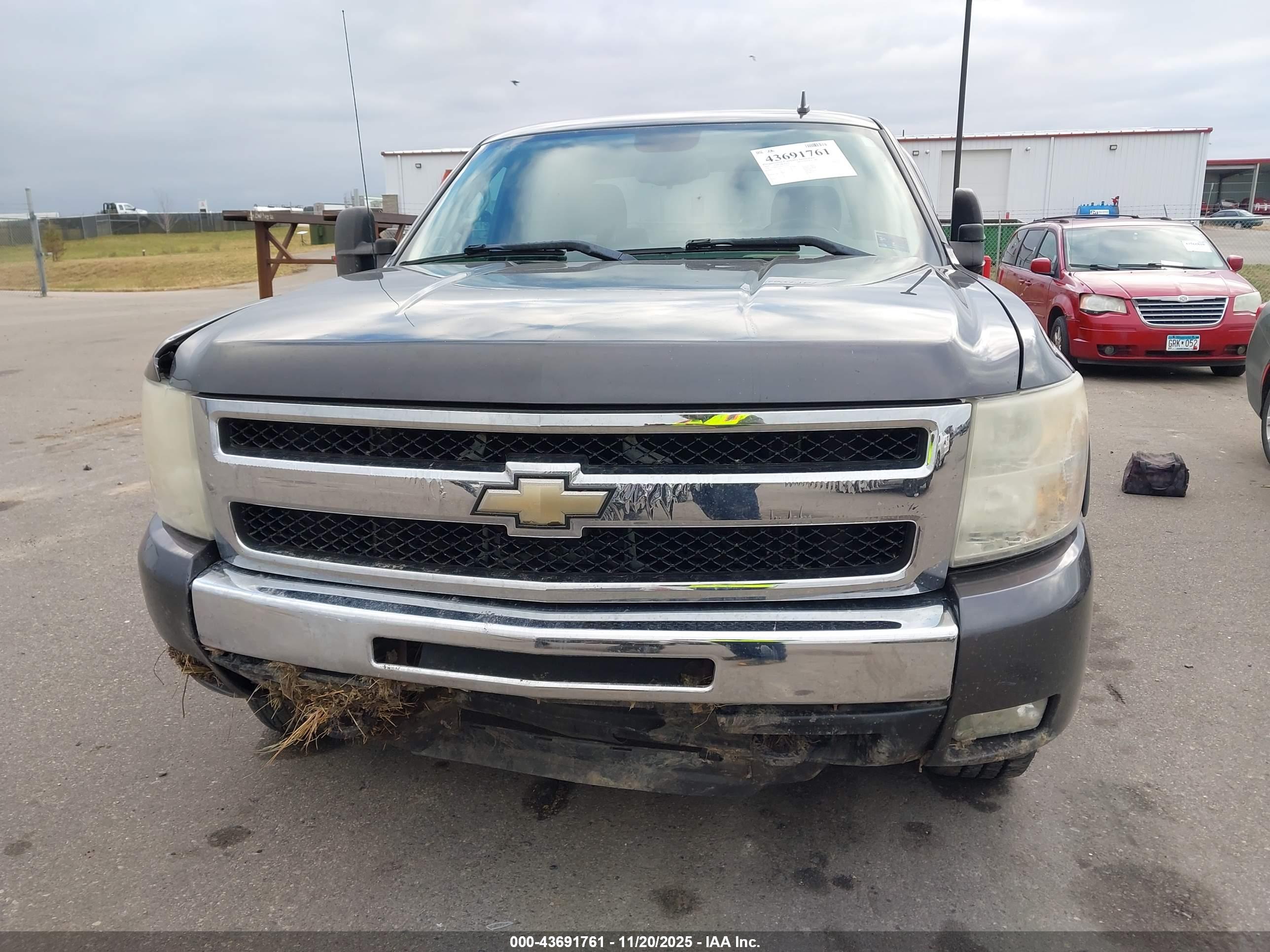 CHEVROLET SILVERADO image 6