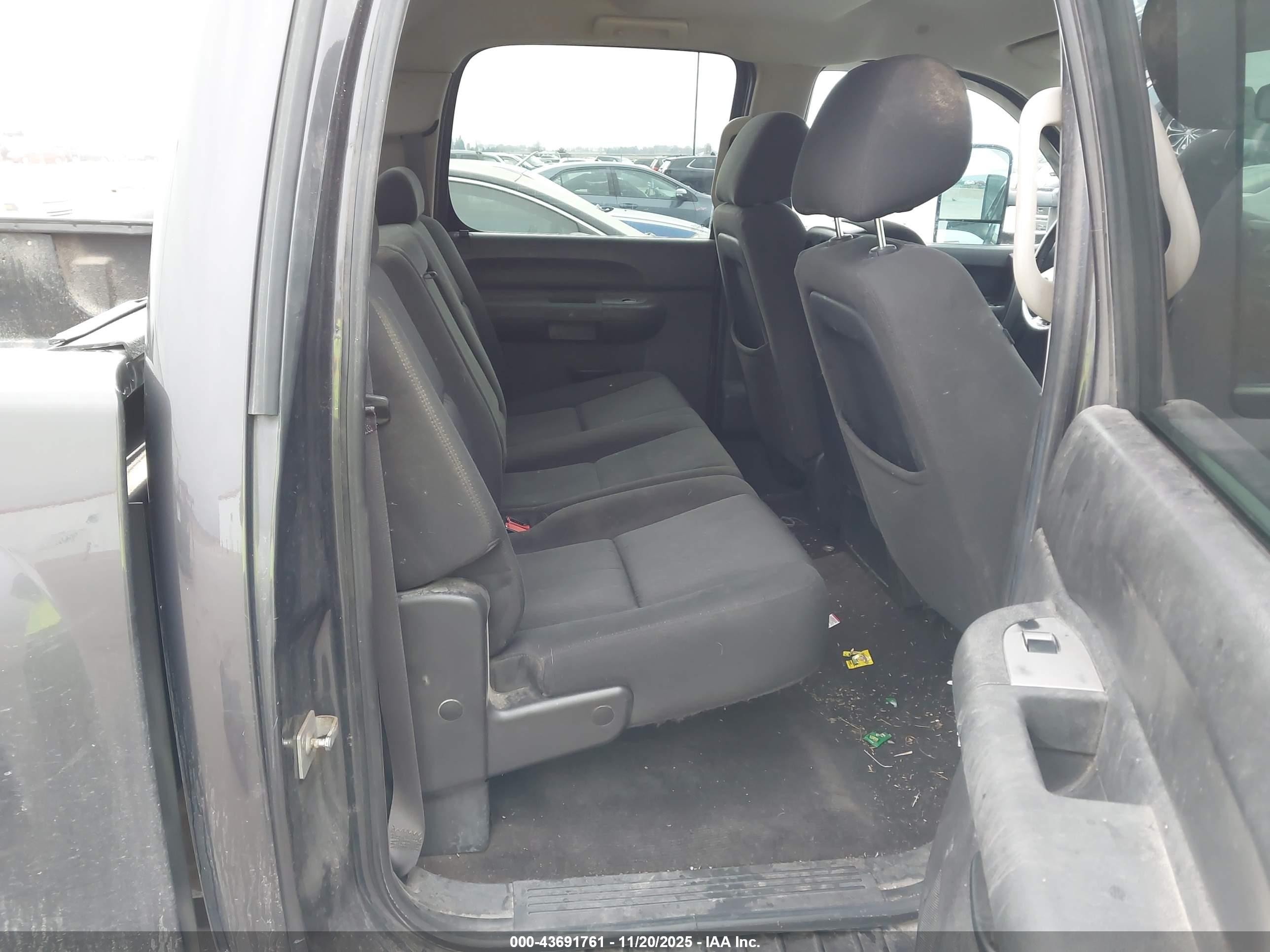 CHEVROLET SILVERADO image 8
