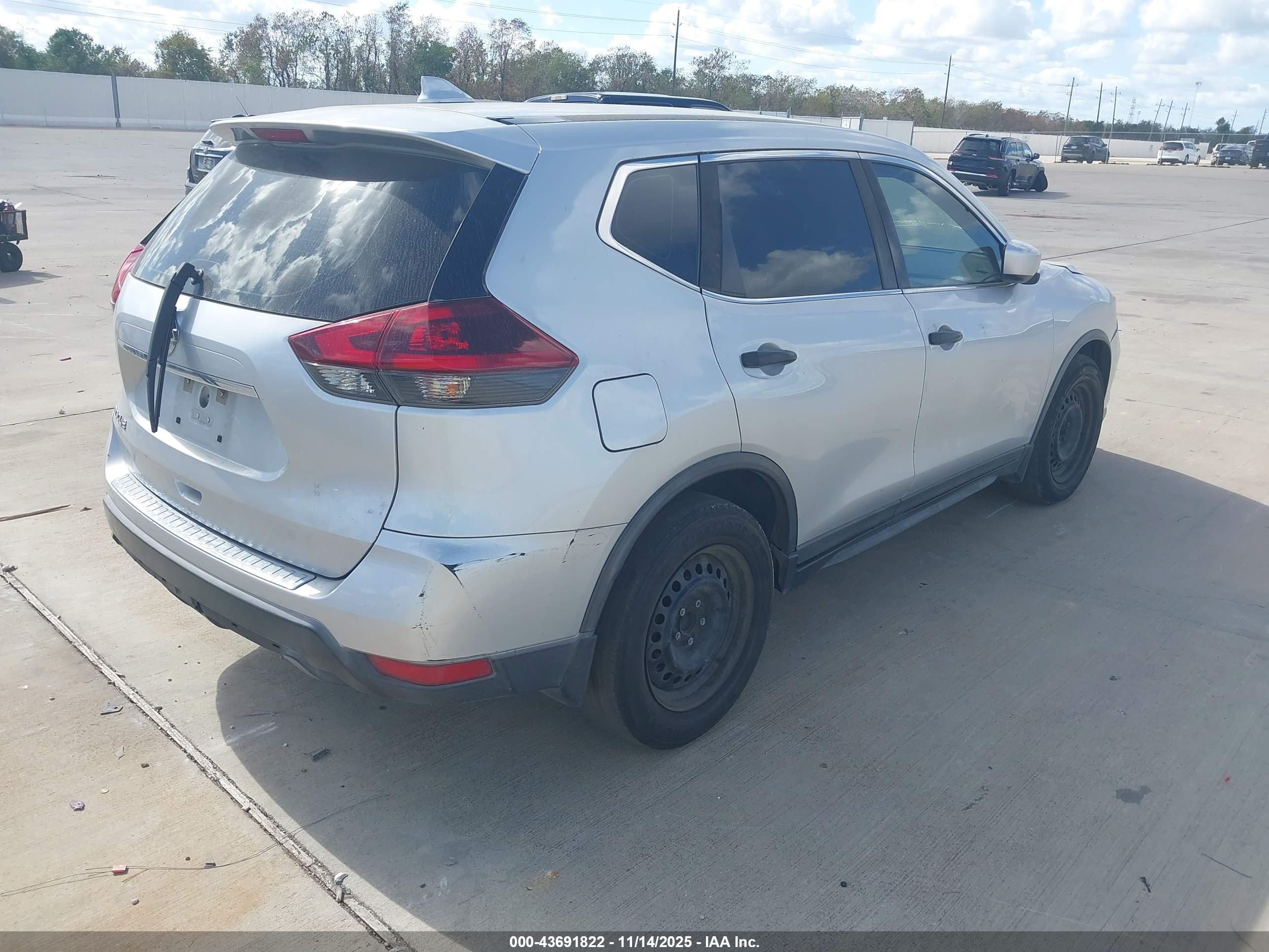 NISSAN ROGUE image 4