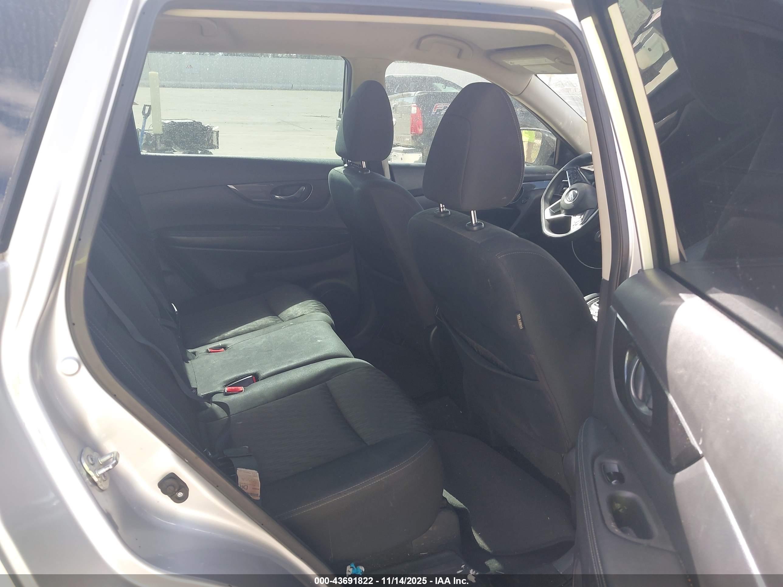 NISSAN ROGUE image 8