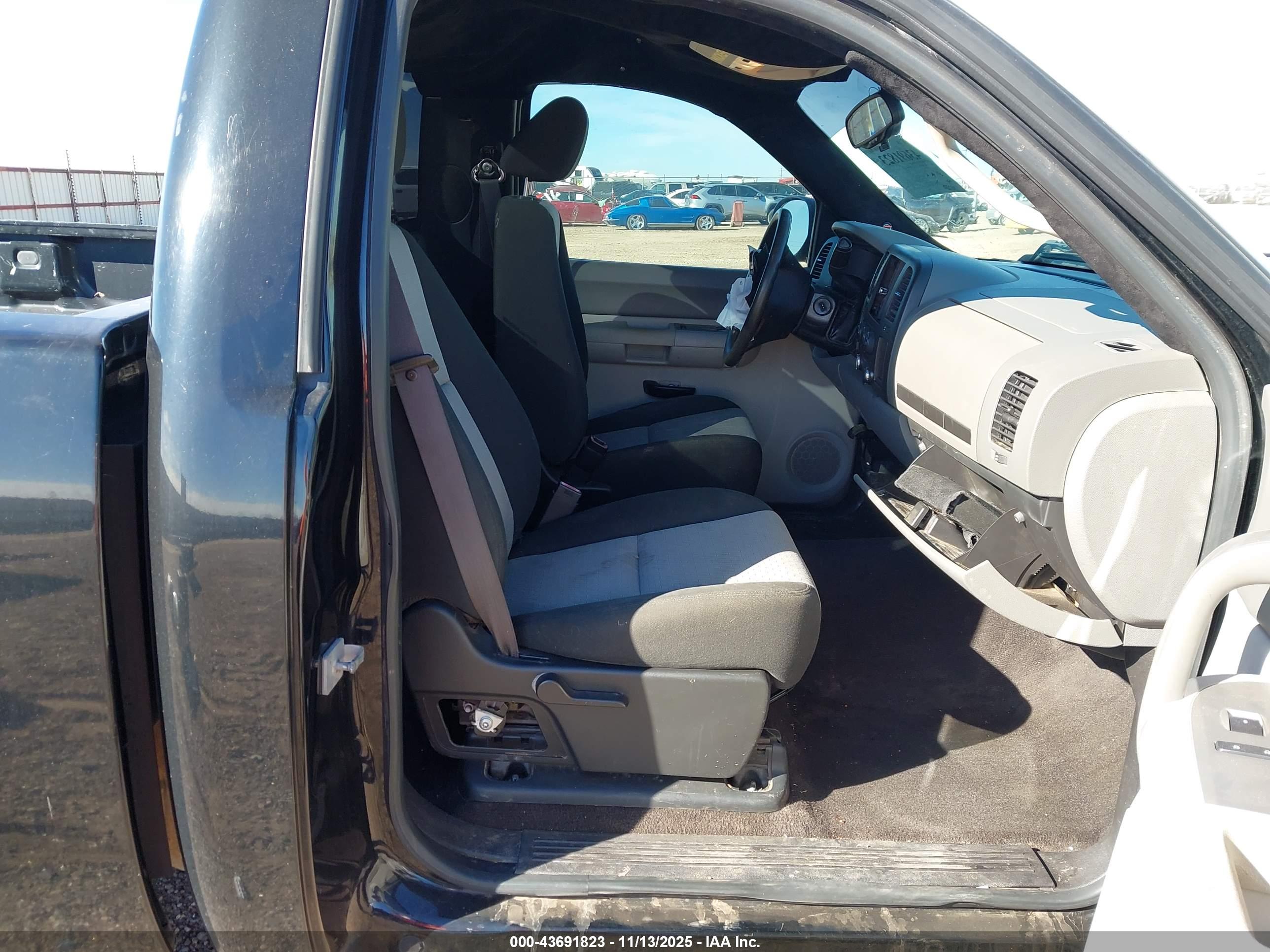 CHEVROLET SILVERADO image 5