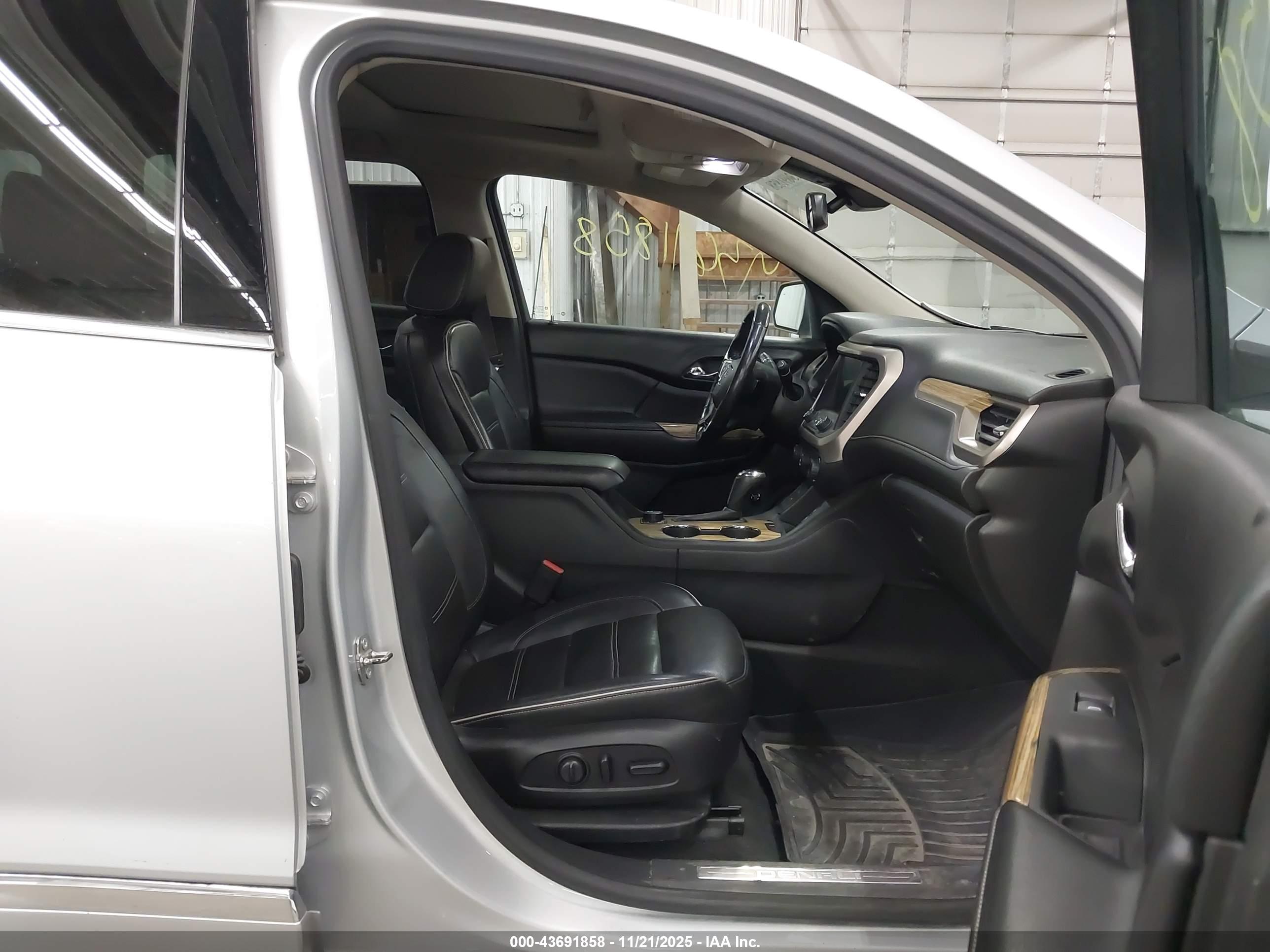 GMC ACADIA image 5
