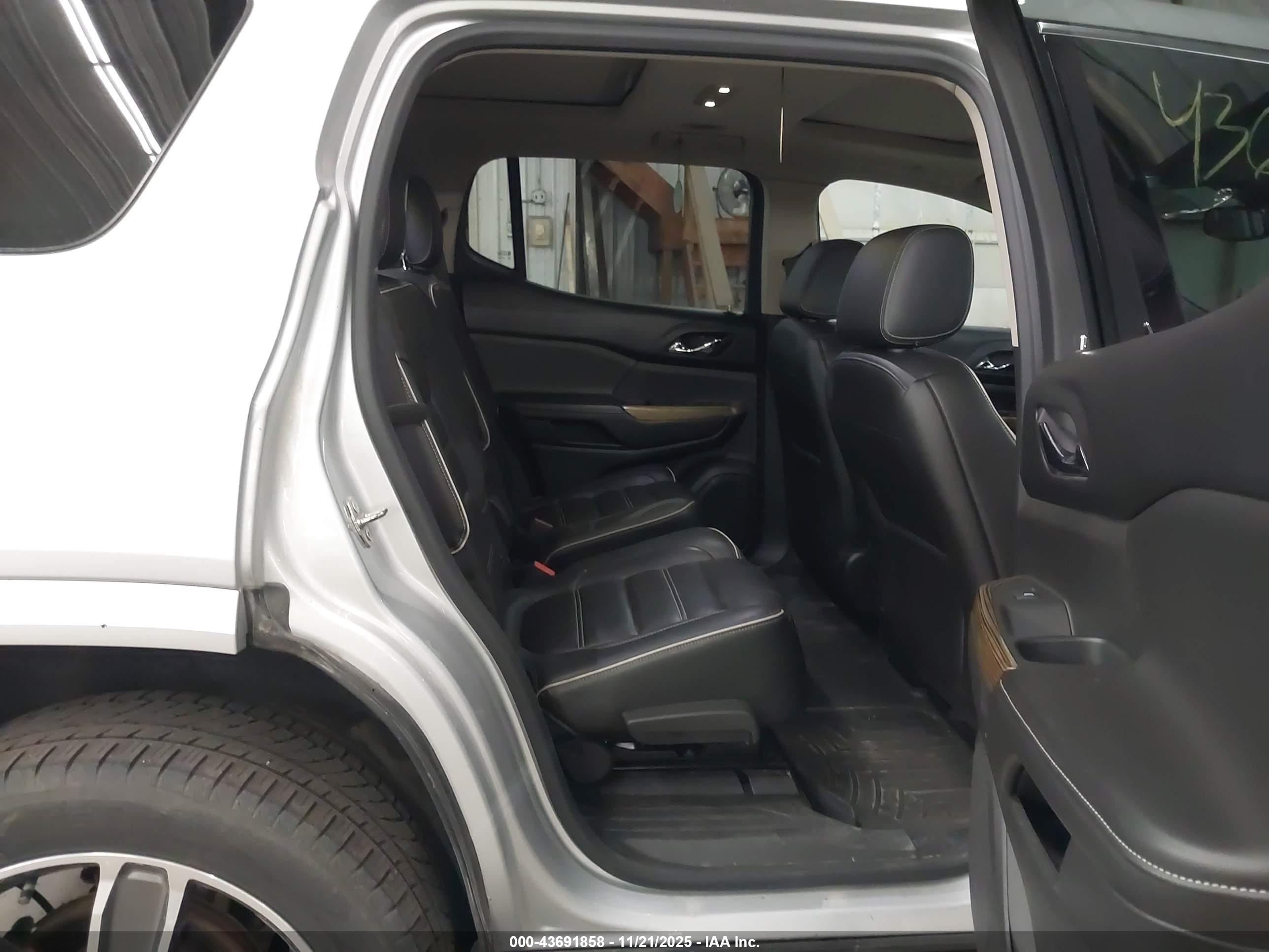 GMC ACADIA image 8