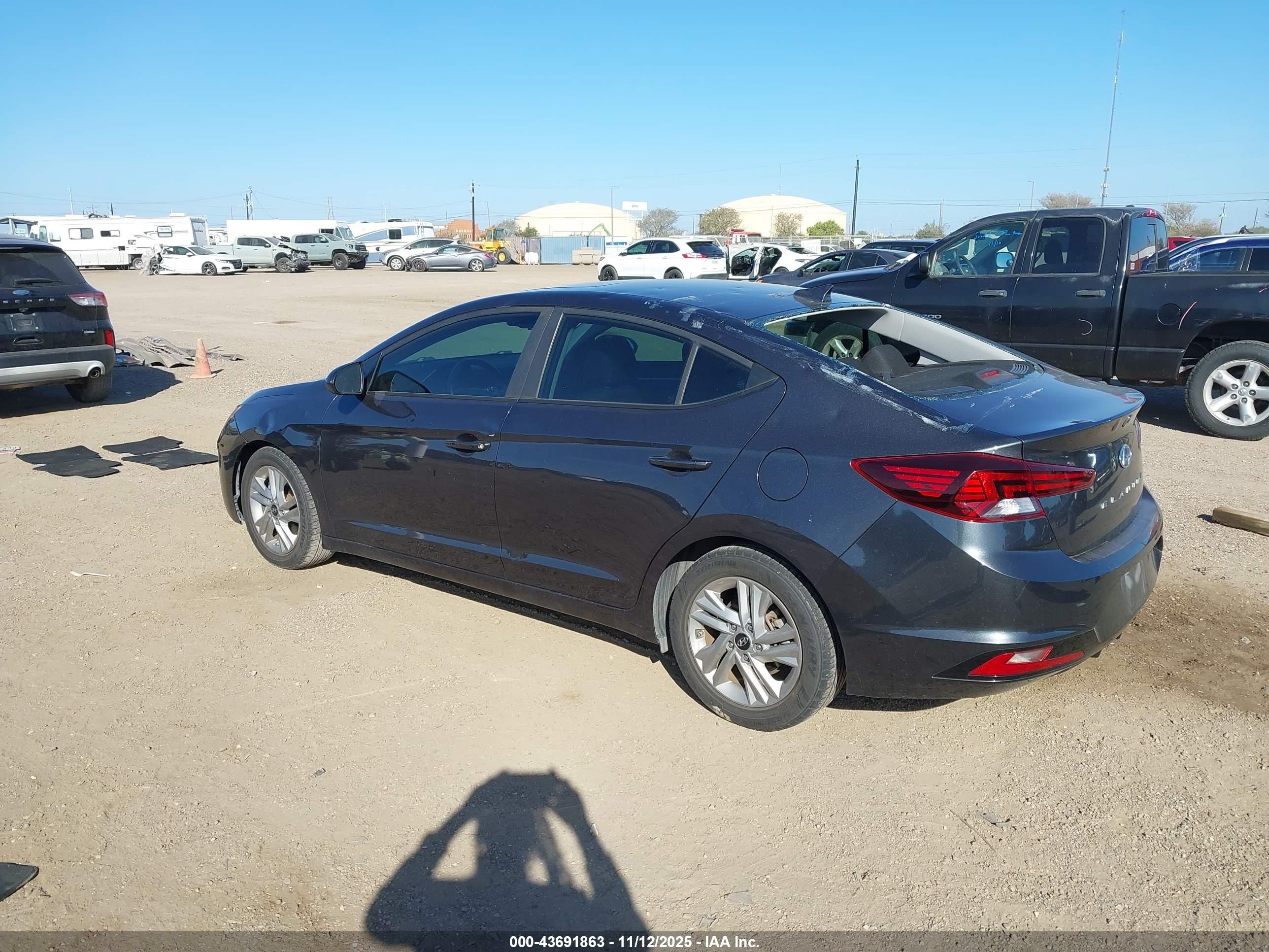 HYUNDAI ELANTRA image 3