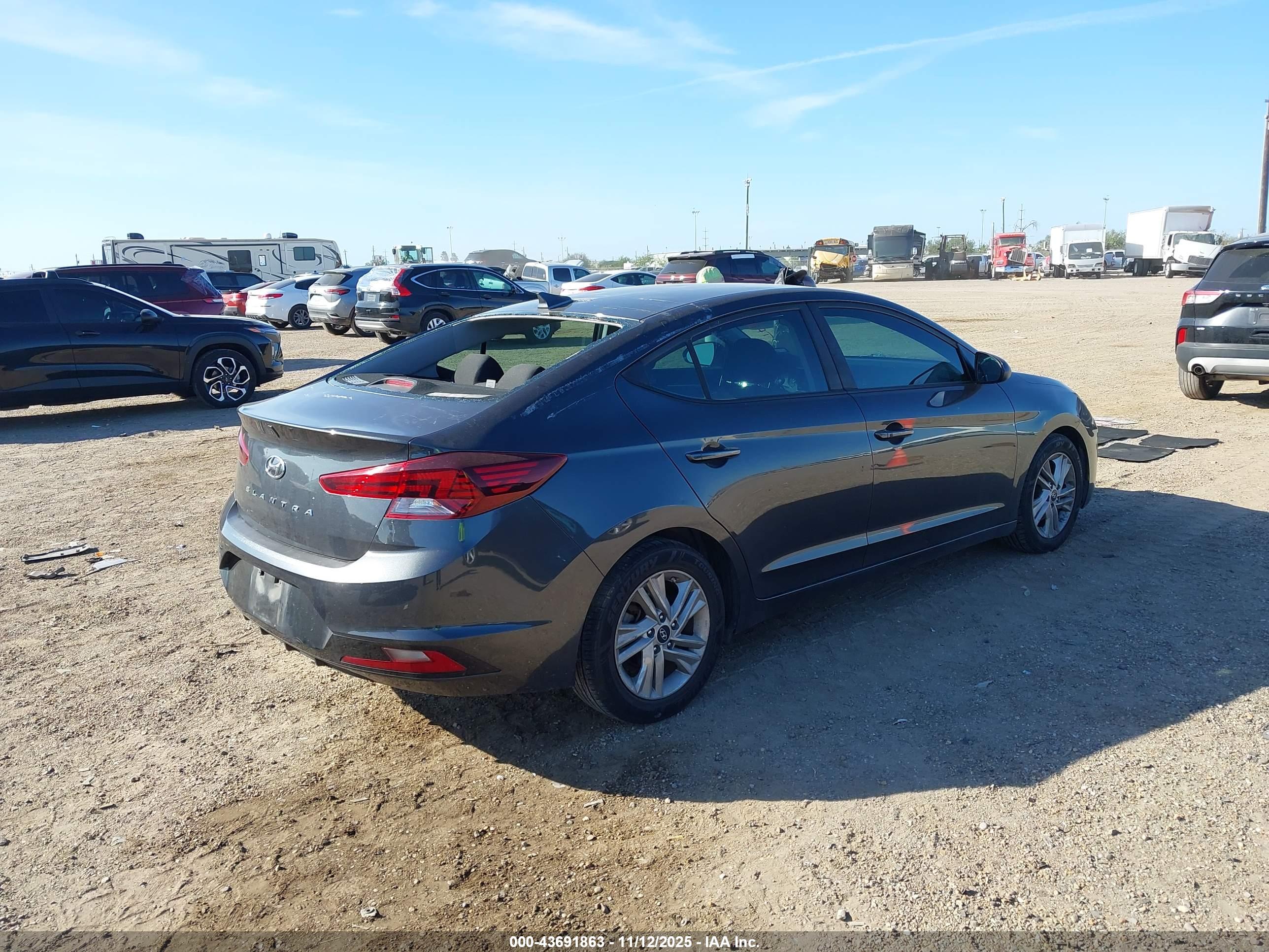 HYUNDAI ELANTRA image 4