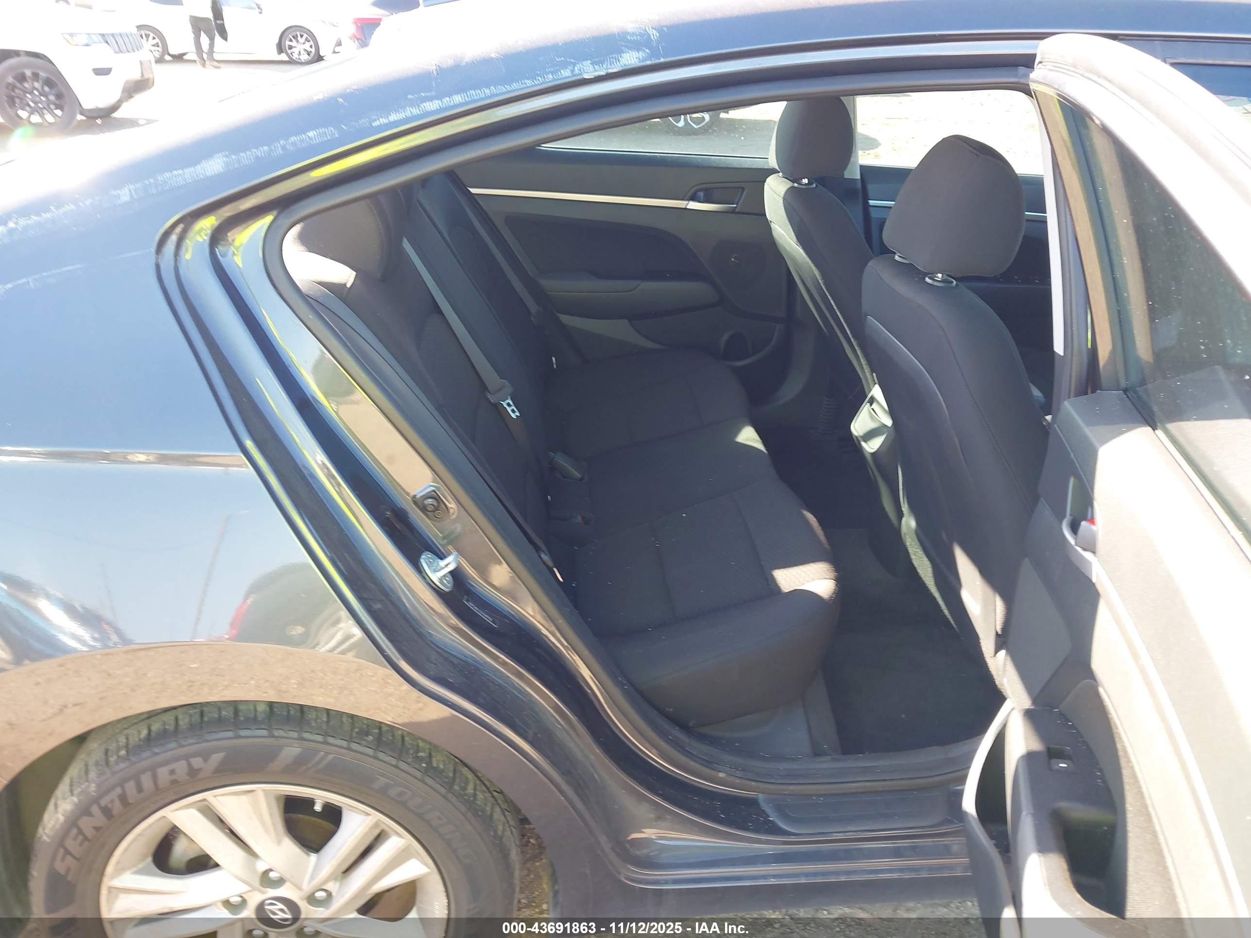 HYUNDAI ELANTRA image 8