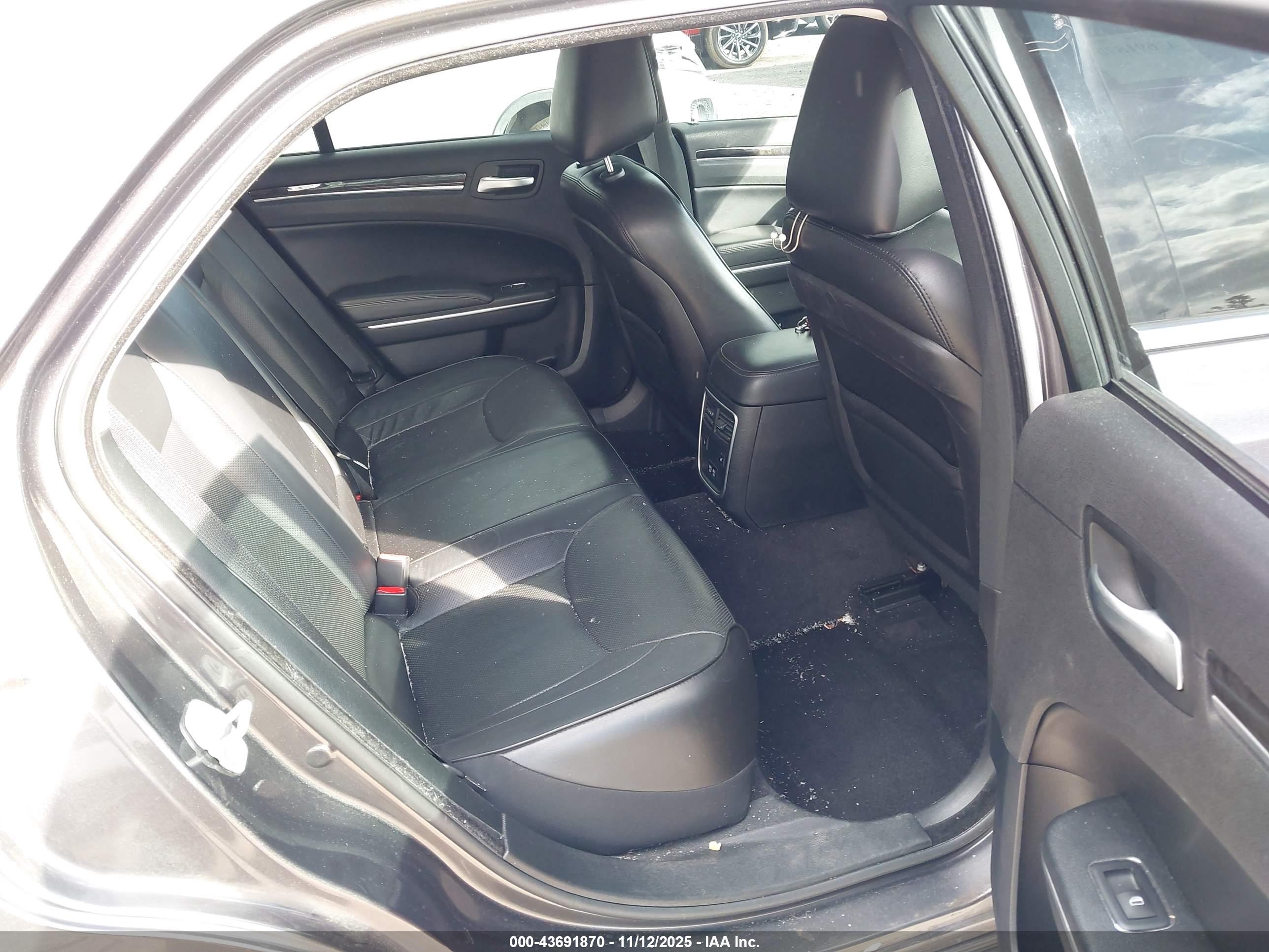 CHRYSLER 300 image 8