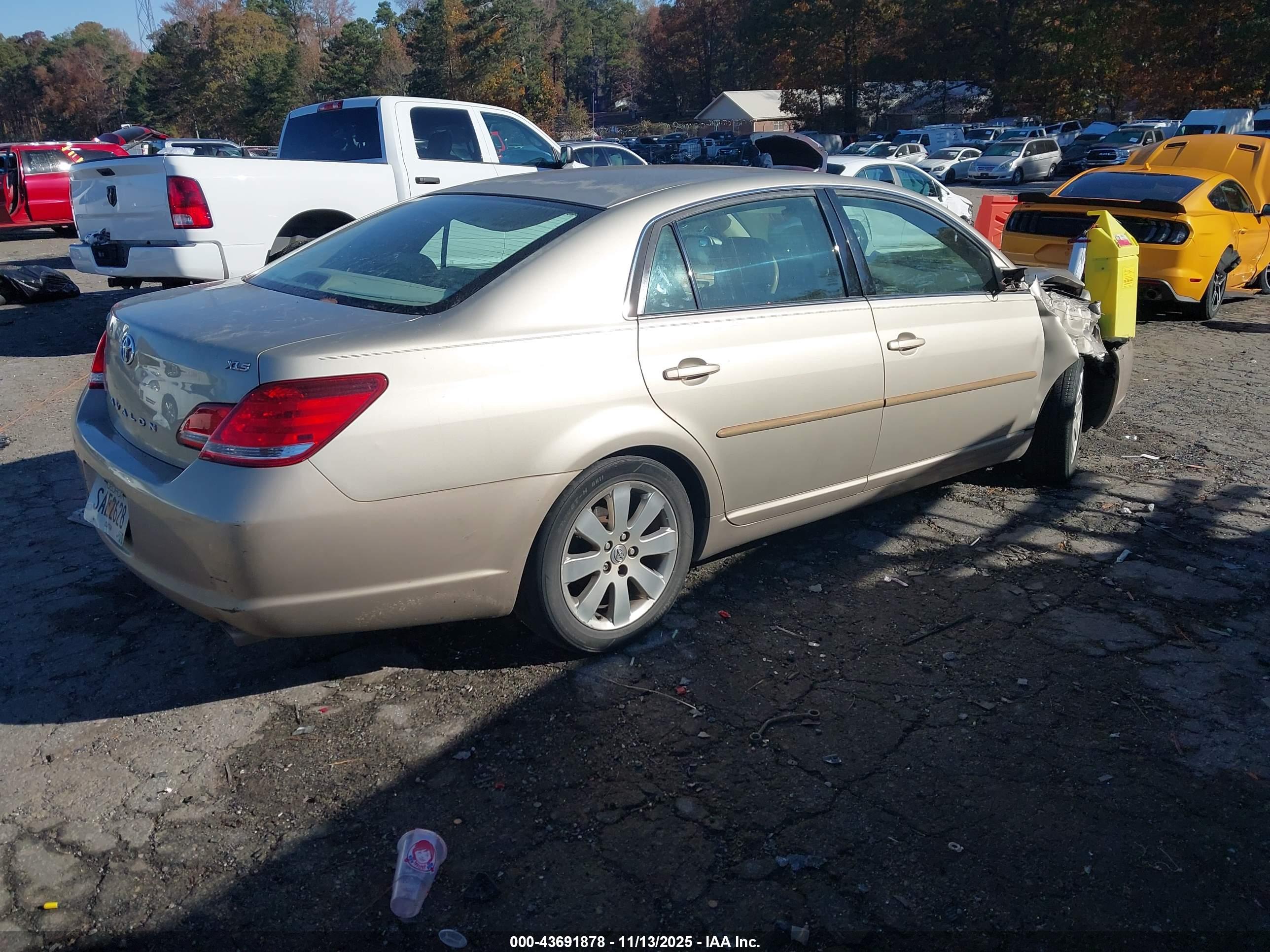 TOYOTA AVALON image 4