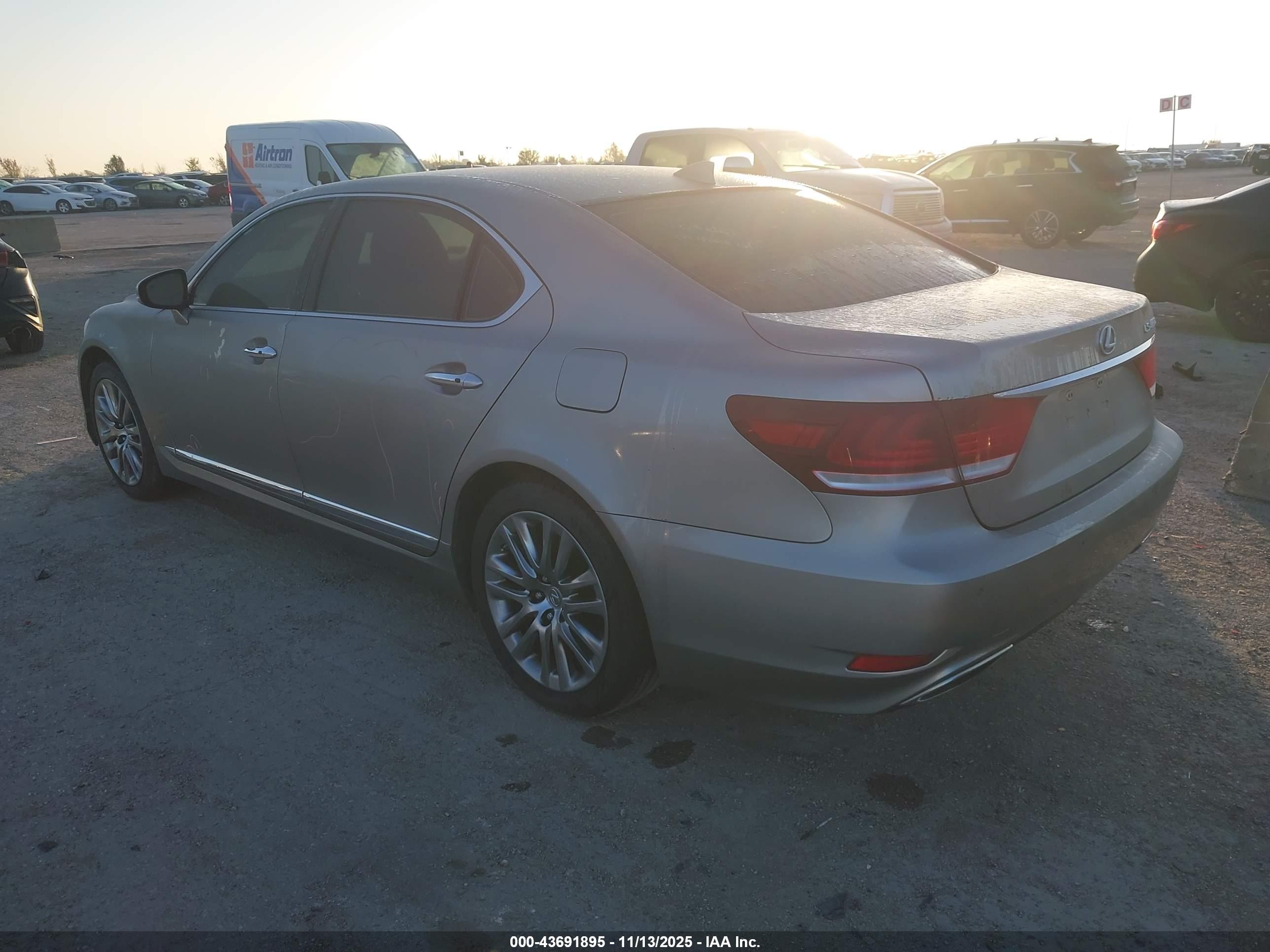 LEXUS LS image 3