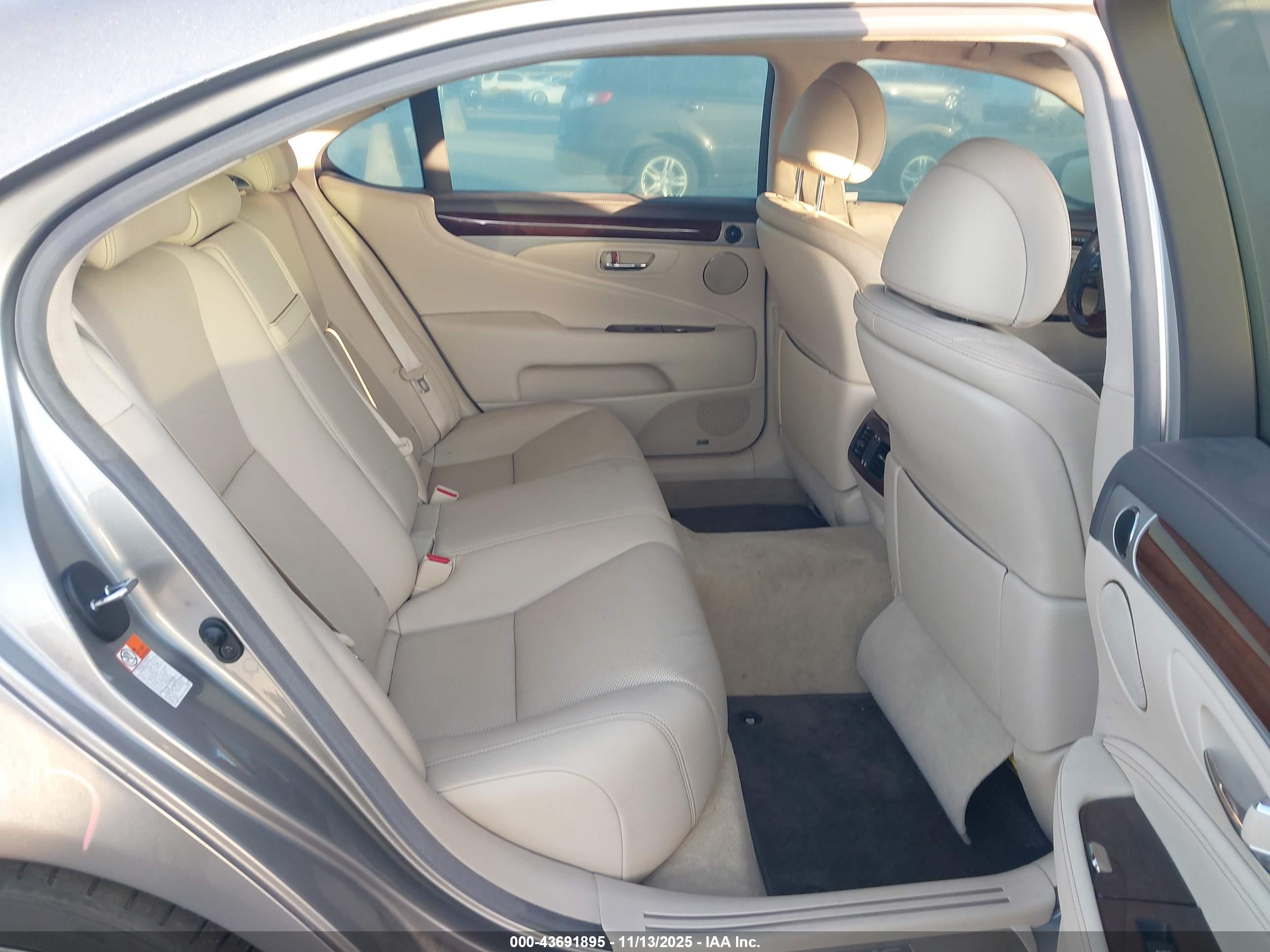 LEXUS LS image 8