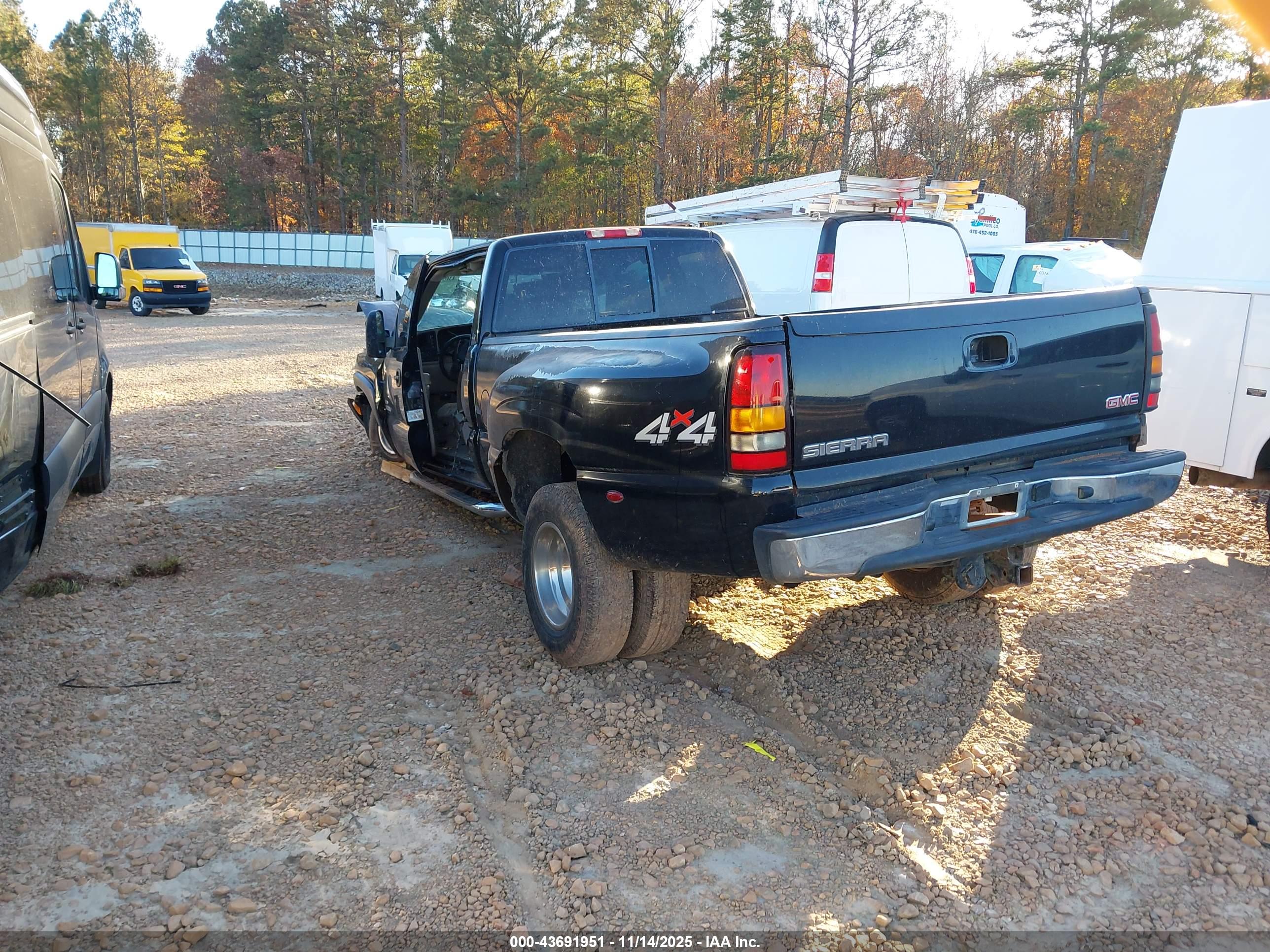 GMC SIERRA image 3